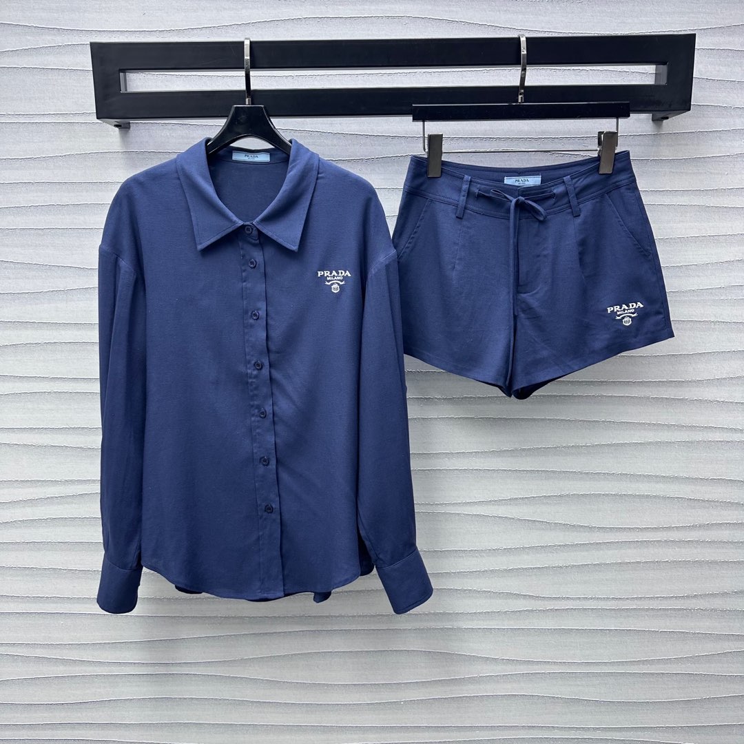 NO:328747,Prad*2025 new product lapel shirt shorts set customized YB imported cotton and linen material, breathable, soft and comfortable, full texture, embellished with iconic letter logo on the chest, highlighting the brand tone, surface auxiliary material development, silhouette shirt wide-leg shorts set, simple details echo up and down, waist drawstring adjustment design is easy to put on and off, adds layering of styling, presents a casual and free style, fashionable and fashionable set, high-version 2 colors,,prada, shorts,shirts,alexander wang19860909Prad*2025新品上架翻领衬衫短裤套装定制YB进口棉麻材质 透气柔软舒适 质感十足 胸前饰以标志性字母徽标点缀 彰显品牌调性 面辅料开发 廓形衬衫阔腿短裤套装 简约特点的细节上下呼应 腰间抽绳调节设计方便穿脱 增添造型层次感 呈现随性自由风格 成套穿搭时髦洋气  高版本2色,,prada,shorts,shirts,alexander wang,Women's clothing