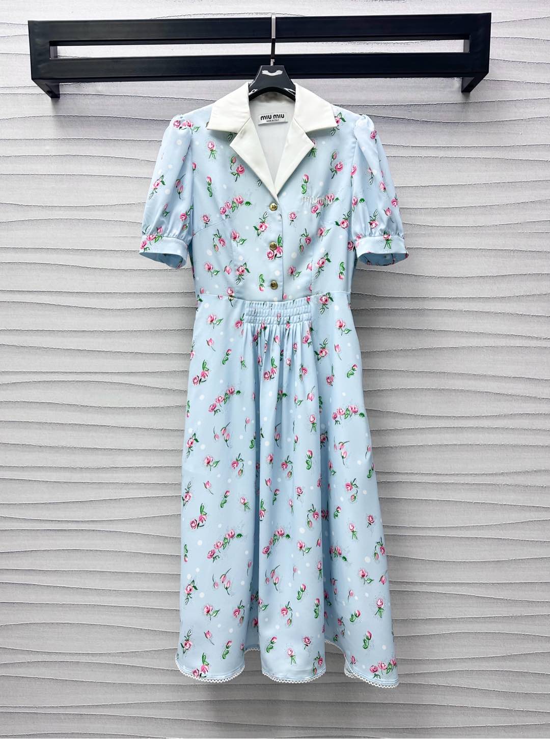 NO:328741,Miumi*2025 new product is available for puff sleeve floral dress custom YB imported twill thick material, texture is shiny, comfortable and breathable, full-print rose flower pattern elements, neckline and large body form contrast color, add layered shape, half-open button adjustment, puff sleeve design is combined with rotator sleeve pleats, elastic pleats at waist and skirt hangs, rich visual effects, iconic letter embroidery logo embellishment on chest, highlight brand tone, show the style of the Miu Series, facial accessories, development of lapel short-sleeved dress, fashionable and practical, all-matched dress, dress with high-end temperament, high-end version,,miumiu, skirts, T-shirt, alexander wang19860909Miumi*2025新品上架泡泡袖花卉连衣裙定制YB进口斜纹稠材质 质感光泽 舒适透气 通体满印玫瑰花朵图案元素 领口与大身形成撞色 增添造型层次感 半开襟钮扣调节处理 配合肩袖褶皱打造泡泡袖设计 腰间弹力压褶和裙摆垂顺细节呼应 丰富视觉效果 胸前标志性字母刺绣徽标点缀装饰 彰显品牌调性 展现缪系乖巧学院风格 面辅料开发 翻领短袖连衣裙剪裁 时尚与实用兼备的四季百搭连衣裙 穿搭出高阶气质女郎  高版本,,miumiu,skirts,T-shirt,alexander wang,Women's clothing