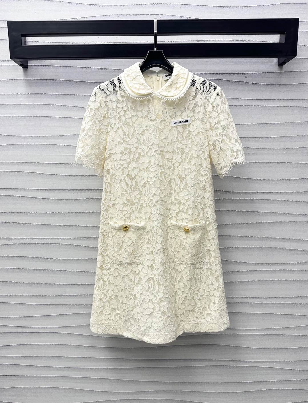 NO:328731,Miumi*2025 new product is available for custom-made water-soluble lace dresses with YB imported water-soluble lace material. The texture is high-quality and the special craftsmanship is not easy to break. The neckline is decorated with contrasting lace design with symmetrical pocket decoration to add layering. Water-soluble lace is lined in the same color system with double-layer craftsmanship. The cuffs are slightly delicate hollow texture. The details are more elegant and stylish. The chest is decorated with iconic letter logo to highlight the brand tone. The surface and auxiliary materials are developed. The lapel short-sleeved dress is cut. The apricot is high-end and elegant. The upper body is more sexy. The travel date shows fashion and taste. High-end version,,miumiu, skirts, T-shirt, alexander wang19860909Miumi*2025新品上架水溶蕾丝连衣裙定制YB进口水溶蕾丝材质 质感光泽高级 特殊工艺不易断裂 领口饰以绣花撞色花边设计 配合对称口袋装饰 增添造型层次感 水溶蕾丝同色系内衬双层工艺 袖口微微透出精致镂空纹理 细节更显风格高级有格调 胸前点缀标志性字母徽标 彰显品牌调性 面辅料开发 翻领短袖连衣裙剪裁 本杏高级优雅 上身若隐若现更显性感 出行约会展现时尚好品味  高版本,,miumiu,skirts,T-shirt,alexander wang,Women's clothing