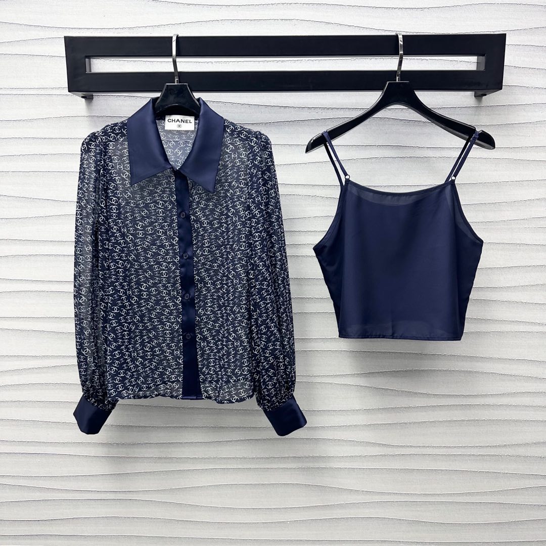 NO:328735,Chane*2025 new product is on the shelves of printed lapel shirts with custom YB imported twill thick texture, smooth texture, light and breathable, equipped with a base suspender two-piece set design, not easy to expose, active craft printing process, full-print iconic double C letter pattern decoration, highlight the brand tone, match well-tailed and satin plain edge details, add to the styling layering, surface auxiliary material development, lapel front shoulder shirt style cut, inclusive body shape, more lazy and casual, casual wear of skirts and pants during daily commuting and vacation high-end 36 38 40,,chanel, skirts, shirts, alexander wang19860909Chane*2025新品上架印花翻领衬衫定制YB进口斜纹稠材质 质感垂顺 轻盈透气 配有打底吊带两件套设计 不易走光 活性工艺印花工艺处理 通体满印标志性双C字母图案装饰 彰显品牌调性 搭配得体裁剪和缎面素色包边细节 增添造型层次感 面辅料开发 翻领正肩衬衫版型剪裁 包容身材更慵懒休闲 日常通勤度假随意穿搭裙裤装高级时髦  高版本36 38 40,,chanel,skirts,shirts,alexander wang,Women's clothing