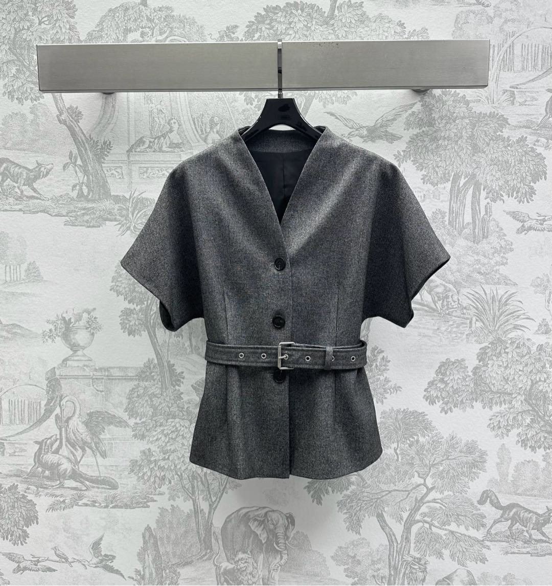 NO:328777,Dio*2025 new product is available for belt short-sleeved jacket custom YB imported cotton material, crisp, comfortable and stylish, all-purpose, plain color, versatile and durable, V-neck, open-clad lettering button adjustment design, highlighting the brand tone, this cloth belt outlines the waist, easily divides proportions outline lines, details show elegant style, surface auxiliary materials development, open-clad short-sleeved jacket tailoring, daily commuting and date high-end outfits, high-end version,,dior, jackets & coats,T-shirt,alexander wang19860909Dio*2025新品上架腰带短袖外套定制YB进口人棉材质 挺括舒适有型 通体花灰素色百搭耐看 沿用V领开襟刻字纽扣调节设计 彰显品牌调性 本布腰带勾勒腰身 轻松划分比例勾勒线条 细节尽显优雅风范 面辅料开发 开襟短袖外套剪裁 日常通勤约会高级感穿搭 高版本,,dior,jackets & coats,T-shirt,alexander wang,Women's clothing
