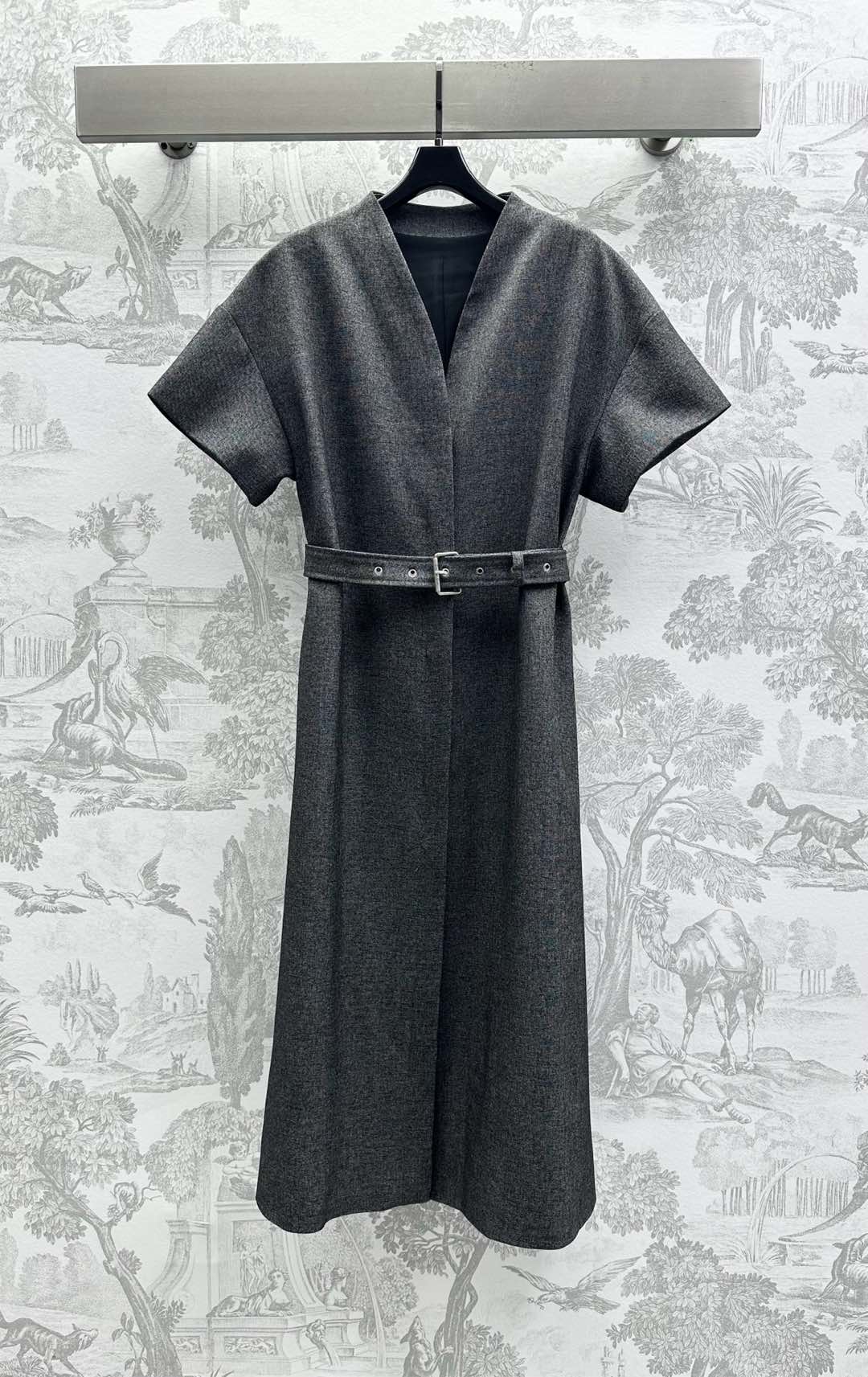 NO:328780,Dio*2025 new product is available for belt short-sleeved dress custom YB imported cotton material, crisp, comfortable and stylish, all-purpose, plain color, versatile and durable, V-neck hidden engraving button adjustment design, highlighting the brand tone, the belt of this cloth outlines the waist, easily divides the proportions and outlines the lines, details show elegant style, surface auxiliary materials development, open-clad short-sleeved dress tailoring, daily commuting and date high-end outfits, high-end version,,dior, skirts, T-shirt, alexander wang19860909Dio*2025新品上架腰带短袖连衣裙定制YB进口人棉材质 挺括舒适有型 通体花灰素色百搭耐看 沿用V领隐藏式刻印纽扣调节设计 彰显品牌调性 本布腰带勾勒腰身 轻松划分比例勾勒线条 细节尽显优雅风范 面辅料开发 开襟短袖连衣裙剪裁 日常通勤约会高级感穿搭 高版本,,dior,skirts,T-shirt,alexander wang,Women's clothing