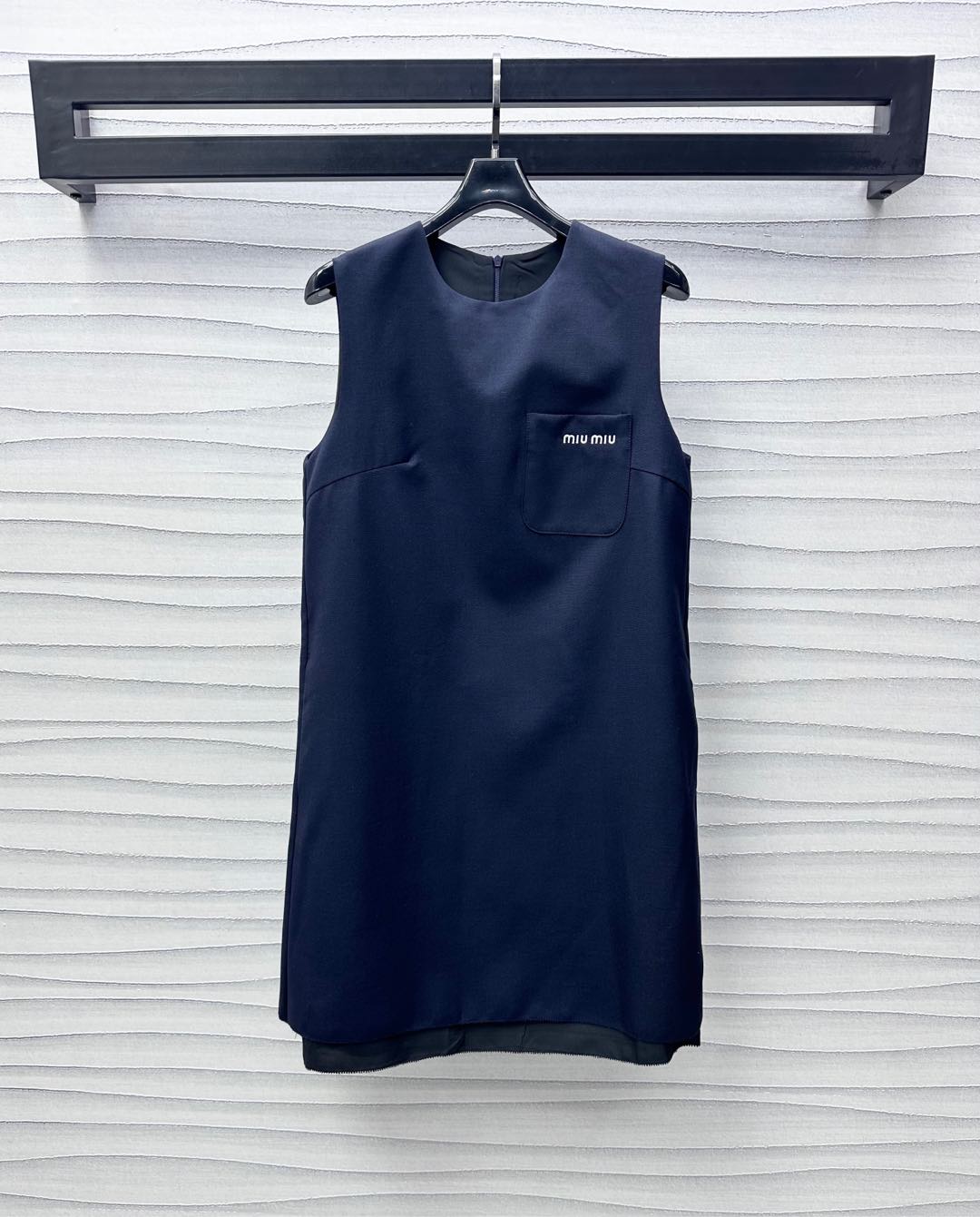 NO:328736,Miumi*2025 new product is available on the shelves of round neck vest skirt. Customized YB imported blended wool material. The texture is draped. The upper body is stylish. Special process. The color matching is not easy to dye. With the design of single-sided pockets on the chest. The iconic letter embroidery logo embellishes the brand tone. Full of high-spirited literary atmosphere. Retro and fashionable. The surface and auxiliary materials are developed. Sleeveless dress tailoring. Straight-tube style fits the human body curve. Medium length and effective ratio curves. More advanced style. You can control the outfits for daily commuting. High-end version,,miumiu, skirts,alexander wang19860909Miumi*2025新品上架圆领背心裙定制YB进口混纺羊毛材质 质感垂顺 上身有型 特殊工艺处理 配色不易串色染色 配合胸前单侧口袋设计 标志性字母刺绣徽标点缀之上 彰显品牌调性 满满高智文艺氛围 复古又时尚 面辅料开发 无袖连衣裙剪裁 直筒版型贴合人体曲线 适中长度有效划分比例曲线 更显高级格调 日常通勤皆可驾驭穿搭 高版本,,miumiu,skirts,alexander wang,Women's clothing