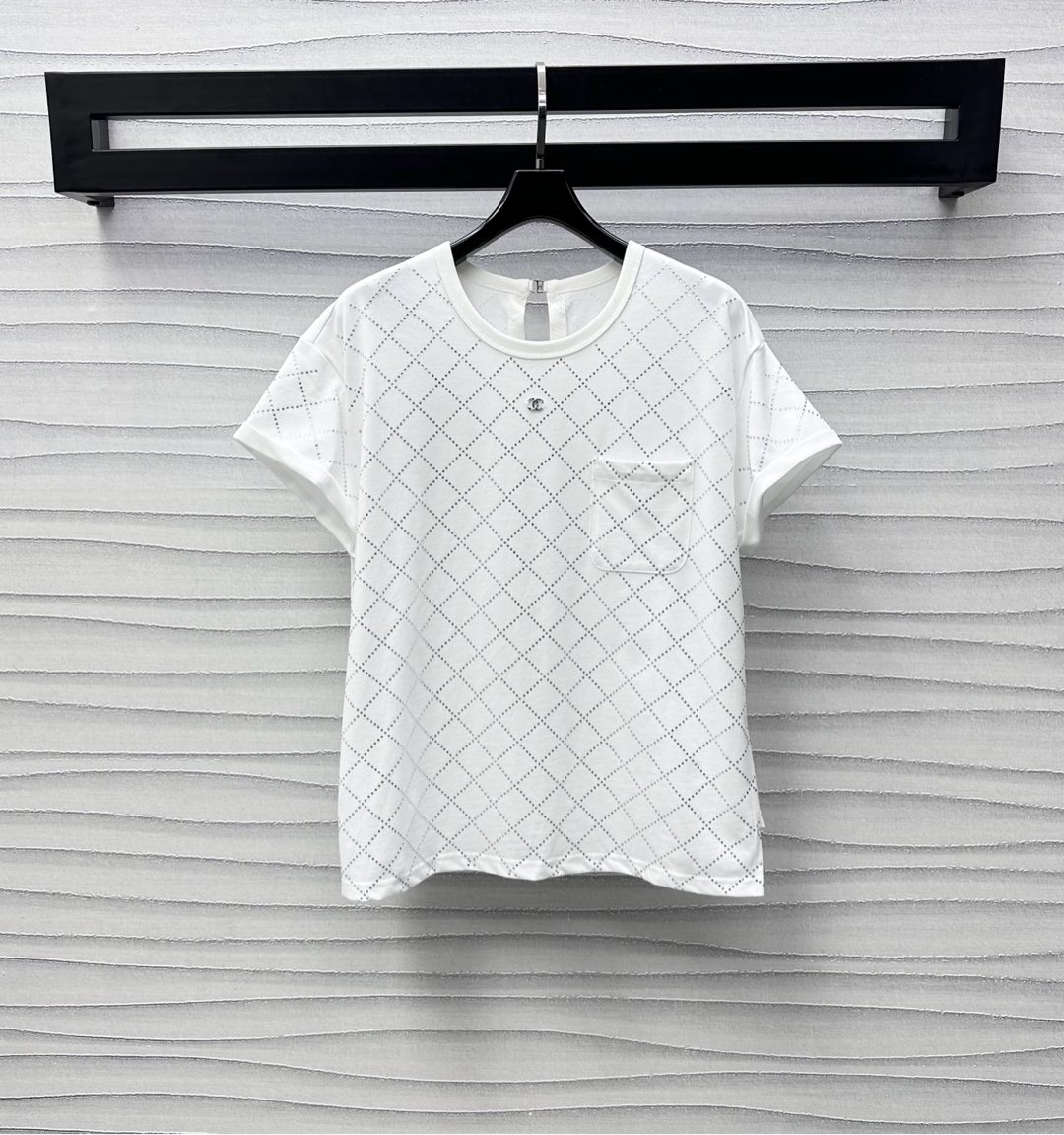 NO:328757,Chane*2025 new product is on the shelves of heavy industry hot diamonds and backless custom YB imported native cotton material, breathable and comfortable, full texture, the whole body is treated with hot diamond process, presenting diamond pattern, sparse and dense arrangement and diamond light, rich visual effect, double C metal logo embellishment on the chest, highlighting the brand tone, back open mold double C silver buckle connection, large backless design, adds styling layering, surface auxiliary material development, regular round neck T-shirt tailoring, single wear inner wear, creates a high-end dressing style, series development, high-end version 2 colors 36 38 40,,chanel,tees, t-shirt,alexander wang19860909Chane*2025新品上架重工烫钻露背定制YB进口原生全棉材质 透气舒适 质感十足 通体饰以烫钻工艺处理 呈现出菱格纹图案 疏密有致的排列配合钻光 丰富视觉效果 胸前双C金属徽标点缀 彰显品牌调性 后背开模双C银扣连接 大露背设计 增添造型层次感 面辅料开发 常规圆领T恤剪裁 单穿内搭出彩时髦 打造高级感穿搭风格 系列开发 高版本2色36 38 40,,chanel,tees，t-shirt,alexander wang,Women's clothing