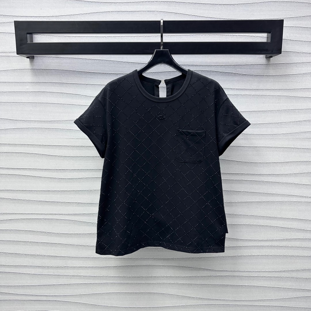 NO:328745,Chane*2025 new product is on the shelves of heavy industry hot diamonds and backless custom YB imported native cotton material, breathable and comfortable, full texture, the whole body is treated with hot diamond process, presenting diamond pattern, sparse and dense arrangement and diamond light, rich visual effect, double C metal logo embellishment on the chest, highlighting the brand tone, back open mold double C silver buckle connection, large backless design, adds styling layering, surface auxiliary material development, regular round neck T-shirt tailoring, single wear inner wear, creates a high-end dressing style, series development, high-end version 2 colors 36 38 40,,chanel,tees, t-shirt,alexander wang19860909Chane*2025新品上架重工烫钻露背定制YB进口原生全棉材质 透气舒适 质感十足 通体饰以烫钻工艺处理 呈现出菱格纹图案 疏密有致的排列配合钻光 丰富视觉效果 胸前双C金属徽标点缀 彰显品牌调性 后背开模双C银扣连接 大露背设计 增添造型层次感 面辅料开发 常规圆领T恤剪裁 单穿内搭出彩时髦 打造高级感穿搭风格 系列开发 高版本2色36 38 40,,chanel,tees，t-shirt,alexander wang,Women's clothing