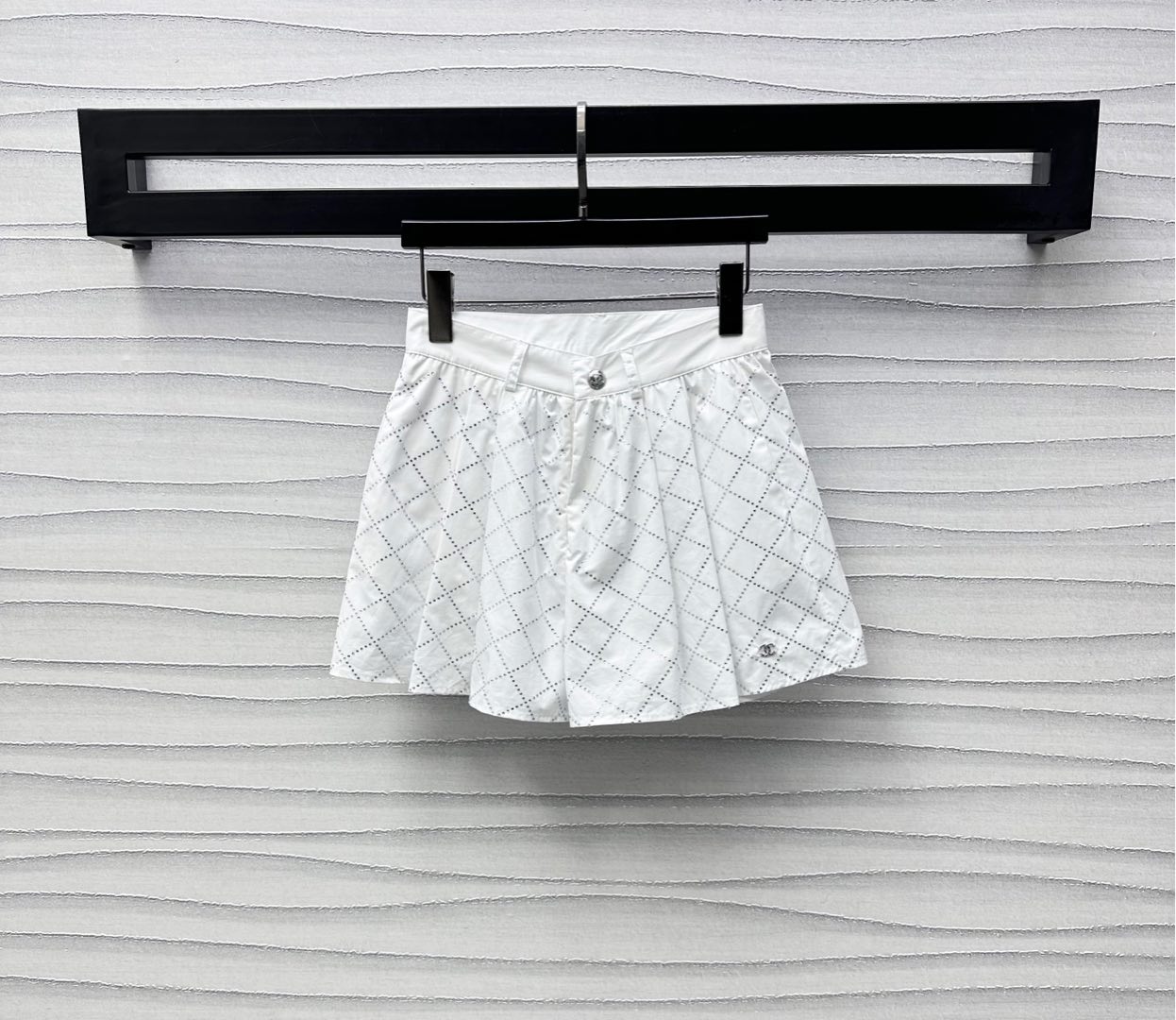 NO:328742,Chane*2025 new product is on the shelves of heavy industry hot diamond pleated shorts customized YB imported twill cotton material, breathable and comfortable, full texture, the whole body is treated with a hot diamond process, presenting diamond pattern, sparse and dense arrangement with diamond light, rich visual effect, the side of the trouser legs is embellished with a double C metal logo, highlighting the brand tone, the high-waist buckle pattern is combined with the overall pleated design, and the styling layering is added, the surface auxiliary material development, high-waist wide-leg shorts tailoring can be matched with the same series of items, the set of upper body is brilliant and fashionable, creating a high-end dressing style, series development, high-version 2 colors 36 38 40,,chanel, shorts,alexander wang19860909Chane*2025新品上架重工烫钻压褶短裤定制YB进口斜纹全棉材质 透气舒适 质感十足 通体饰以烫钻工艺处理 呈现出菱格纹图案 疏密有致的排列配合钻光 丰富视觉效果 裤腿侧饰以双C金属徽标点缀 彰显品牌调性 高腰系扣版型配合整体压褶设计处理 增添造型层次感 面辅料开发 高腰阔腿短裤剪裁 可搭配同系列单品 成套上身出彩时髦 打造高级感穿搭风格 系列开发 高版本2色36 38 40,,chanel,shorts,alexander wang,Women's clothing