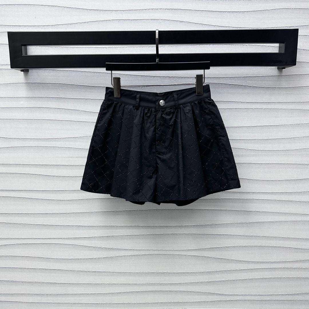 NO:328751,Chane*2025 new product is on the shelves of heavy industry hot diamond pleated shorts customized YB imported twill cotton material, breathable and comfortable, full texture, the whole body is treated with a hot diamond process, presenting diamond pattern, sparse and dense arrangement with diamond light, rich visual effect, the side of the trouser legs is embellished with a double C metal logo, highlighting the brand tone, the high-waist buckle pattern is combined with the overall pleated design, and the styling layering is added, the surface auxiliary material development, high-waist wide-leg shorts tailoring can be matched with the same series of items, the set of upper body is brilliant and fashionable, creating a high-end dressing style, series development, high-version 2 colors 36 38 40,,chanel, shorts,alexander wang19860909Chane*2025新品上架重工烫钻压褶短裤定制YB进口斜纹全棉材质 透气舒适 质感十足 通体饰以烫钻工艺处理 呈现出菱格纹图案 疏密有致的排列配合钻光 丰富视觉效果 裤腿侧饰以双C金属徽标点缀 彰显品牌调性 高腰系扣版型配合整体压褶设计处理 增添造型层次感 面辅料开发 高腰阔腿短裤剪裁 可搭配同系列单品 成套上身出彩时髦 打造高级感穿搭风格 系列开发 高版本2色36 38 40,,chanel,shorts,alexander wang,Women's clothing