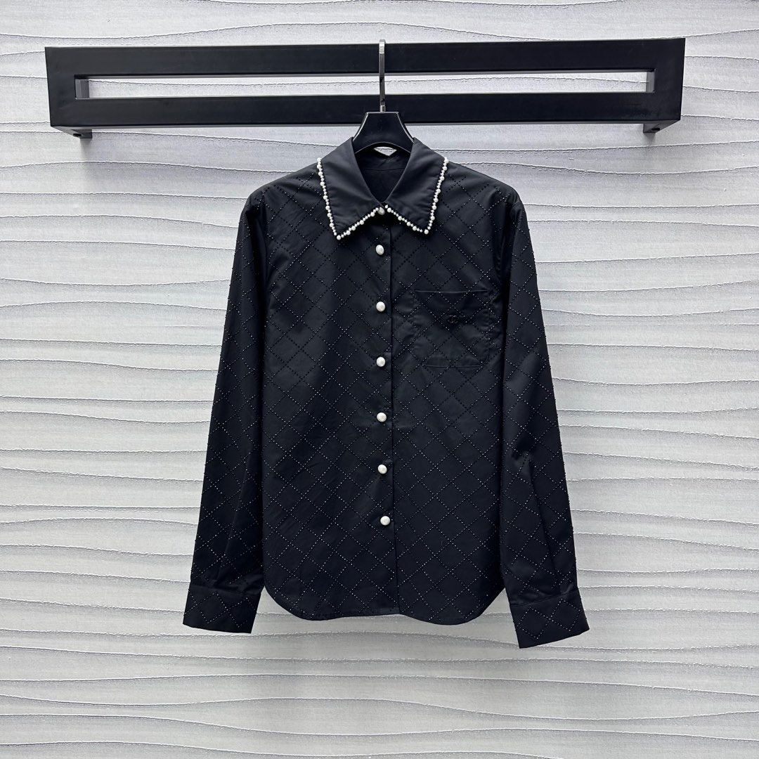 NO:328764,Chane*2025 new product is on the shelves of heavy industry ironing lapel shirts, customized YB imported twill cotton, breathable and comfortable, full texture, the whole body is treated with ironing process, presenting diamond pattern, sparse and dense arrangement with diamond light, rich visual effect, single side pocket on the chest is embellished with double C metal logo, highlighting the brand tone, the collar edge is treated with pearl edges, and the collar button adjustment design adds a sense of styling, surface auxiliary materials development, front shoulder long-sleeved shirt tailoring, can be matched with the same series of items, complete set of upper body is brilliant and fashionable, creating a high-end dressing style, series development, high-end version 2 colors 36 38 40,,chanel,shirts,alexander wang19860909Chane*2025新品上架重工烫钻翻领衬衫定制YB进口斜纹全棉材质 透气舒适 质感十足 通体饰以烫钻工艺处理 呈现出菱格纹图案 疏密有致的排列配合钻光 丰富视觉效果 胸前单侧口袋饰以双C金属徽标点缀 彰显品牌调性 领边沿用珍珠包边处理 配合开襟珍珠纽扣调节设计 增添造型层次感 面辅料开发 正肩长袖衬衣剪裁 可搭配同系列单品 成套上身出彩时髦 打造高级感穿搭风格 系列开发 高版本2色36 38 40,,chanel,shirts,alexander wang,Women's clothing