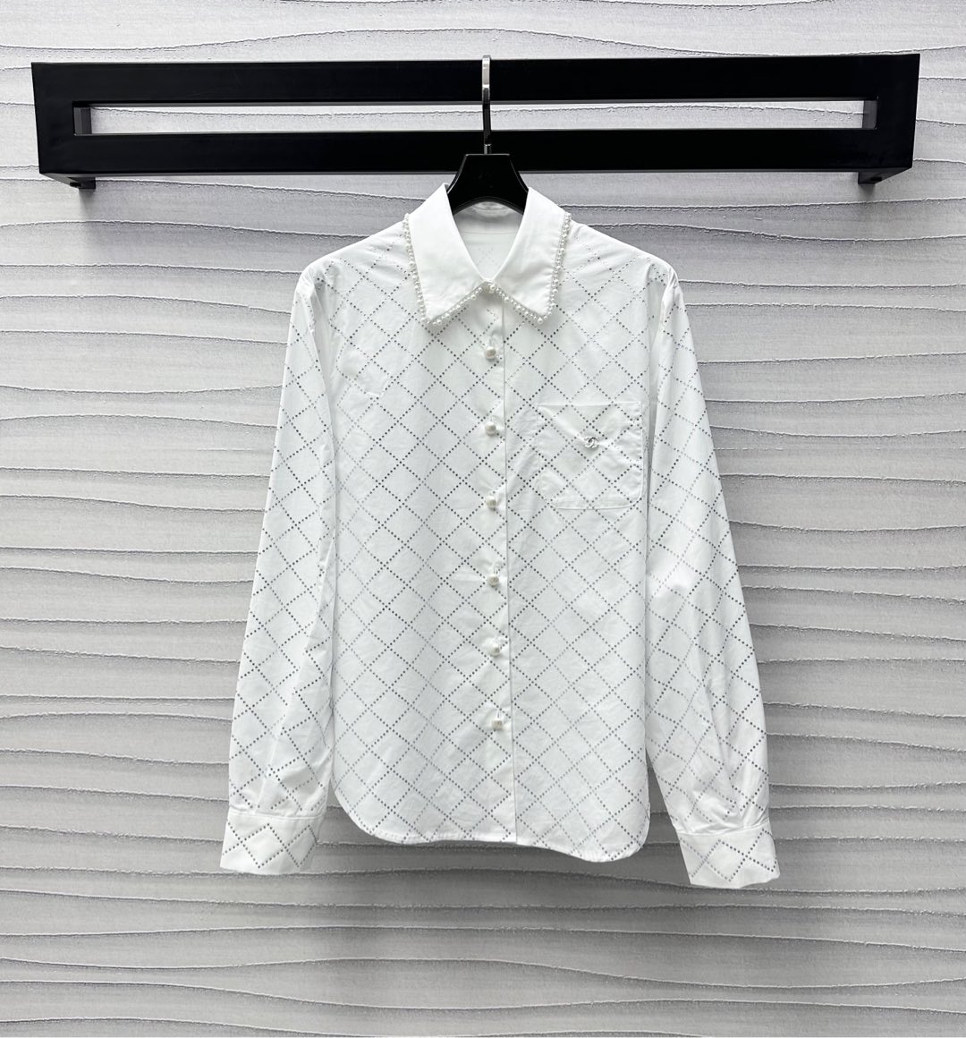 NO:328760,Chane*2025 new product is on the shelves of heavy industry ironing lapel shirts, customized YB imported twill cotton, breathable and comfortable, full texture, the whole body is treated with ironing process, presenting diamond pattern, sparse and dense arrangement with diamond light, rich visual effect, single side pocket on the chest is embellished with double C metal logo, highlighting the brand tone, the collar edge is treated with pearl edges, and the collar button adjustment design adds a sense of styling, surface auxiliary materials development, front shoulder long-sleeved shirt tailoring, can be matched with the same series of items, complete set of upper body is brilliant and fashionable, creating a high-end dressing style, series development, high-end version 2 colors 36 38 40,,chanel,shirts,alexander wang19860909Chane*2025新品上架重工烫钻翻领衬衫定制YB进口斜纹全棉材质 透气舒适 质感十足 通体饰以烫钻工艺处理 呈现出菱格纹图案 疏密有致的排列配合钻光 丰富视觉效果 胸前单侧口袋饰以双C金属徽标点缀 彰显品牌调性 领边沿用珍珠包边处理 配合开襟珍珠纽扣调节设计 增添造型层次感 面辅料开发 正肩长袖衬衣剪裁 可搭配同系列单品 成套上身出彩时髦 打造高级感穿搭风格 系列开发 高版本2色36 38 40,,chanel,shirts,alexander wang,Women's clothing