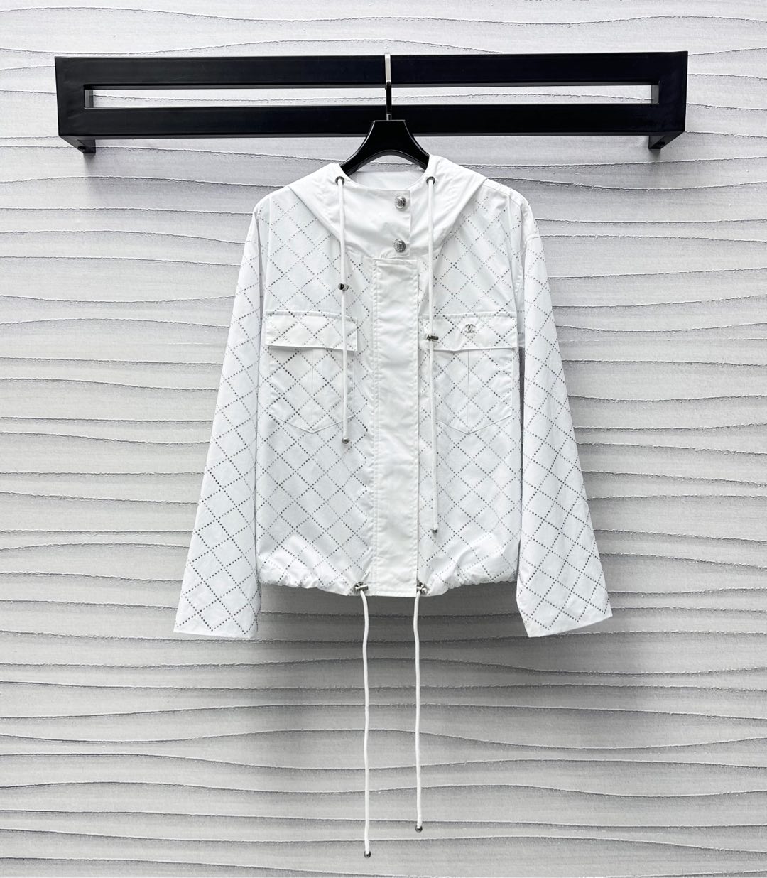 NO:328768,Chane*2025 new product is on the shelves of heavy industry hot diamond hooded jacket customized YB imported twill cotton material, breathable and comfortable, full texture, the whole body is treated with hot diamond process, presenting diamond pattern, sparse and dense arrangement with drill light, rich visual effect, symmetrical flip pocket decoration on the chest, single-sided double C metal logo embellishment, highlighting the brand tone, use hidden plaid zipper adjustment, matched with neckline snap drawstring design, add styling layering, surface auxiliary material development Hooded jacket jacket tailoring, can be matched with the same series of items, complete set of upper body is brilliant and fashionable, creating a high-end dressing style Series development High version 2 colors 36 38 40,,chanel,jackets & coats,jackets & coats,hats,alexander wang19860909Chane*2025新品上架重工烫钻连帽外套定制YB进口斜纹全棉材质 透气舒适 质感十足 通体饰以烫钻工艺处理 呈现出菱格纹图案 疏密有致的排列配合钻光 丰富视觉效果 胸前对称翻盖口袋装饰 单侧双C金属徽标点缀之上 彰显品牌调性 沿用隐藏式开襟拉链调节 配合领口按扣抽绳设计 增添造型层次感 面辅料开发 连帽夹克外套剪裁 可搭配同系列单品 成套上身出彩时髦 打造高级感穿搭风格 系列开发 高版本2色36 38 40,,chanel,jackets & coats,jackets & coats,hats,alexander wang,Women's clothing