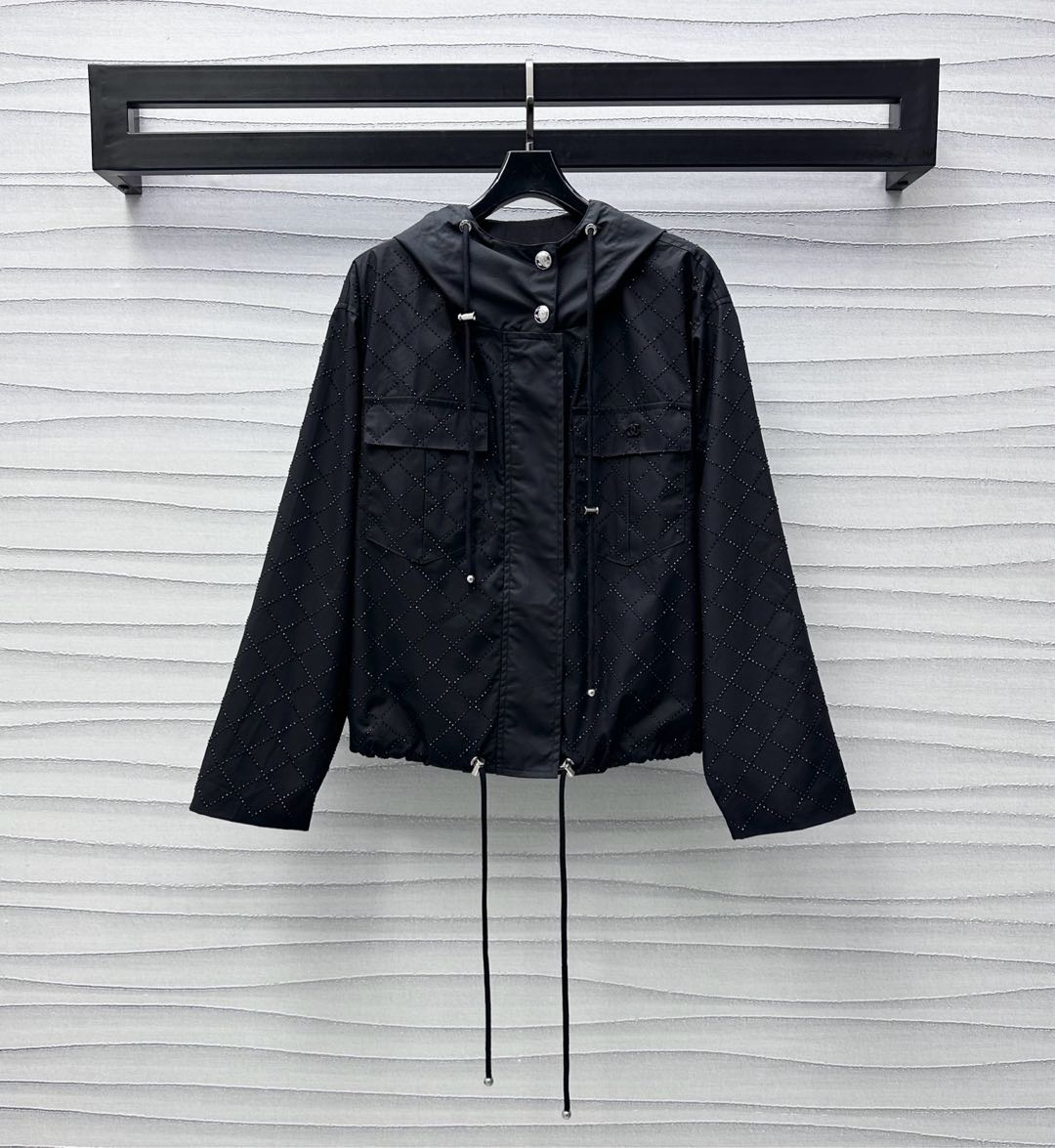 NO:328772,Chane*2025 new product is on the shelves of heavy industry hot diamond hooded jacket customized YB imported twill cotton material, breathable and comfortable, full texture, the whole body is treated with hot diamond process, presenting diamond pattern, sparse and dense arrangement with drill light, rich visual effect, symmetrical flip pocket decoration on the chest, single-sided double C metal logo embellishment, highlighting the brand tone, use hidden plaid zipper adjustment, matched with neckline snap drawstring design, add styling layering, surface auxiliary material development Hooded jacket jacket tailoring, can be matched with the same series of items, complete set of upper body is brilliant and fashionable, creating a high-end dressing style Series development High version 2 colors 36 38 40,,chanel,jackets & coats,jackets & coats,hats,alexander wang19860909Chane*2025新品上架重工烫钻连帽外套定制YB进口斜纹全棉材质 透气舒适 质感十足 通体饰以烫钻工艺处理 呈现出菱格纹图案 疏密有致的排列配合钻光 丰富视觉效果 胸前对称翻盖口袋装饰 单侧双C金属徽标点缀之上 彰显品牌调性 沿用隐藏式开襟拉链调节 配合领口按扣抽绳设计 增添造型层次感 面辅料开发 连帽夹克外套剪裁 可搭配同系列单品 成套上身出彩时髦 打造高级感穿搭风格 系列开发 高版本2色36 38 40,,chanel,jackets & coats,jackets & coats,hats,alexander wang,Women's clothing
