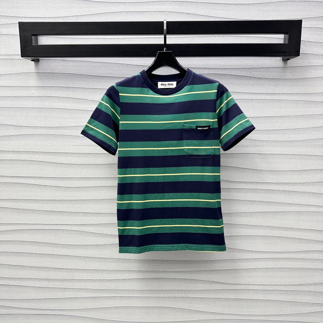 NO:328734,Miumi*2025 new product striped short-sleeved tops are customized with YB imported native cotton material, breathable and comfortable, full texture, blue, green, yellow stripes are intertwined, combined with the collar's edge details, add layered look, the iconic letter logo embellishment of the chest pocket, highlight the brand tone, surface auxiliary material development, round neck short-sleeved top cut, casual and lazy, single wear, outstanding and fashionable, four seasons of fashionable and beautiful high-sense outfit, high-end version,,miumiu, T-shirt,alexander wang19860909Miumi*2025新品上架条纹短袖上衣定制YB进口原生全棉材质 透气舒适 质感十足 通体蓝绿黄条纹粗细交错 配合领口同色系包边细节处理 增添造型层次感 胸前口袋标志性字母徽标点缀之上 彰显品牌调性 面辅料开发 圆领短袖上衣剪裁 上身休闲慵懒 单穿内搭出彩时髦 四季时尚美高感穿搭  高版本,,miumiu,T-shirt,alexander wang,Women's clothing