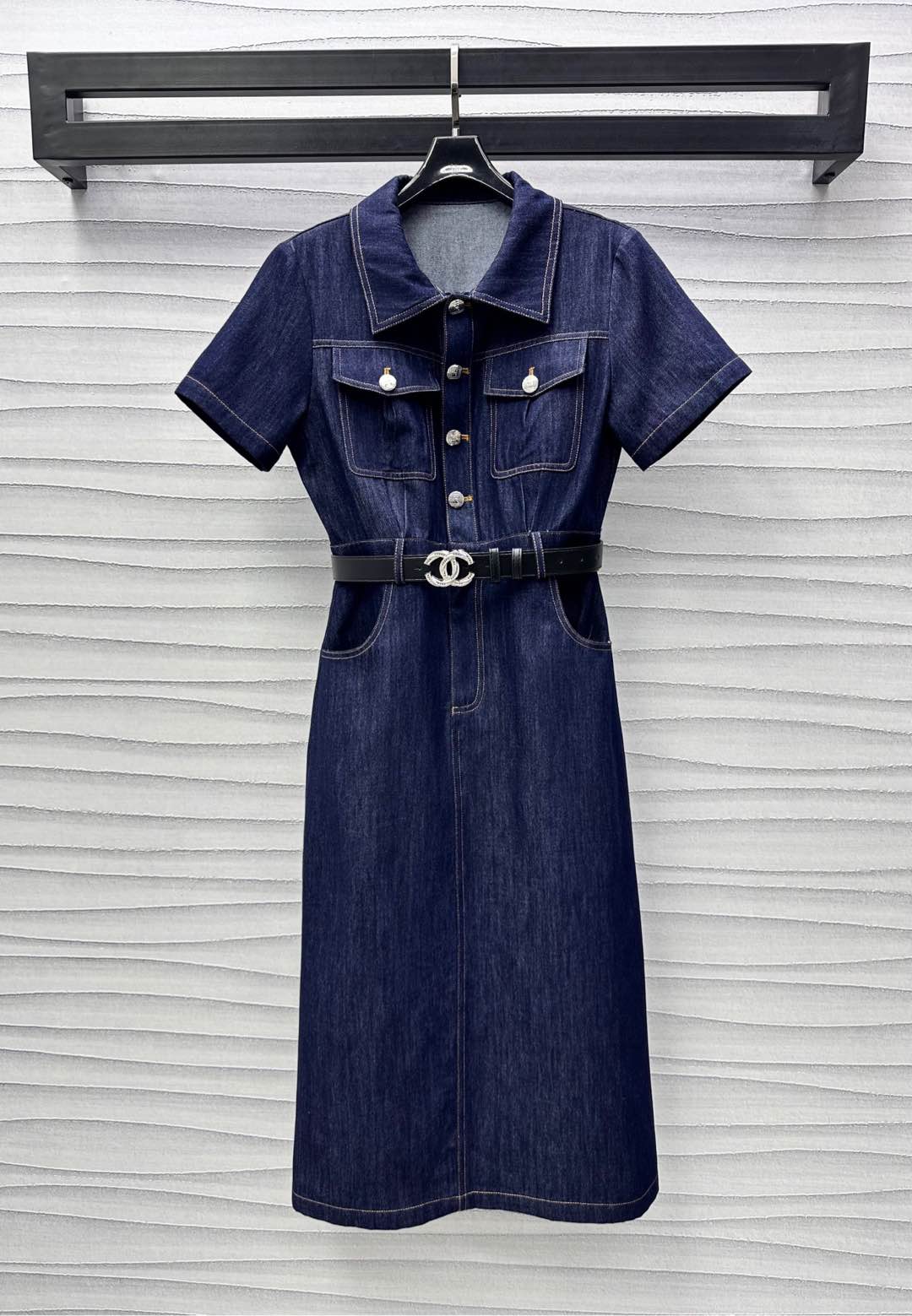 NO:328758,Chane*2025 new product belt denim dress with a belt, customized YB imported twill cotton denim material, enzyme wash, presents retro tannin denim blue, with crisp and stylish texture, adjust details with half-pallet buttons, and adds layering to the shape, and embellishes the whole body contour line design. The iconic double C leather belt at the waist outlines the slim body, echoes the letter logo of the back hip pocket, highlights the brand tone, fits the body and looks slim and temperament, successfully illuminates the overall shape, and shows more advanced slim fit style, and shows casual style. The development of auxiliary materials for lapels, short-sleeved dresses, daily commuting and date outfits are brilliant and fashionable. High version 36 38 40,,chanel, skirts, T-shirt, alexander wang19860909Chane*2025新品上架腰带牛仔连衣裙 定制YB进口斜纹全棉牛仔材质 酵素水洗 呈现复古单宁牛仔蓝 质感挺括有型 沿用半开襟纽扣调节细节 配合胸前对称翻盖口袋装饰 增添造型层次感 通体轮廓线点缀设计 腰间标志性双C皮革腰带勾勒纤细身形 呼应后臀口袋字母徽标 彰显品牌调性 贴合身形显瘦显气质 成功点亮整体造型更高级 修身版型尽显休闲范 面辅料开发 翻领短袖连衣裙剪裁 日常通勤约会穿搭出彩时髦  高版本36 38 40,,chanel,skirts,T-shirt,alexander wang,Women's clothing