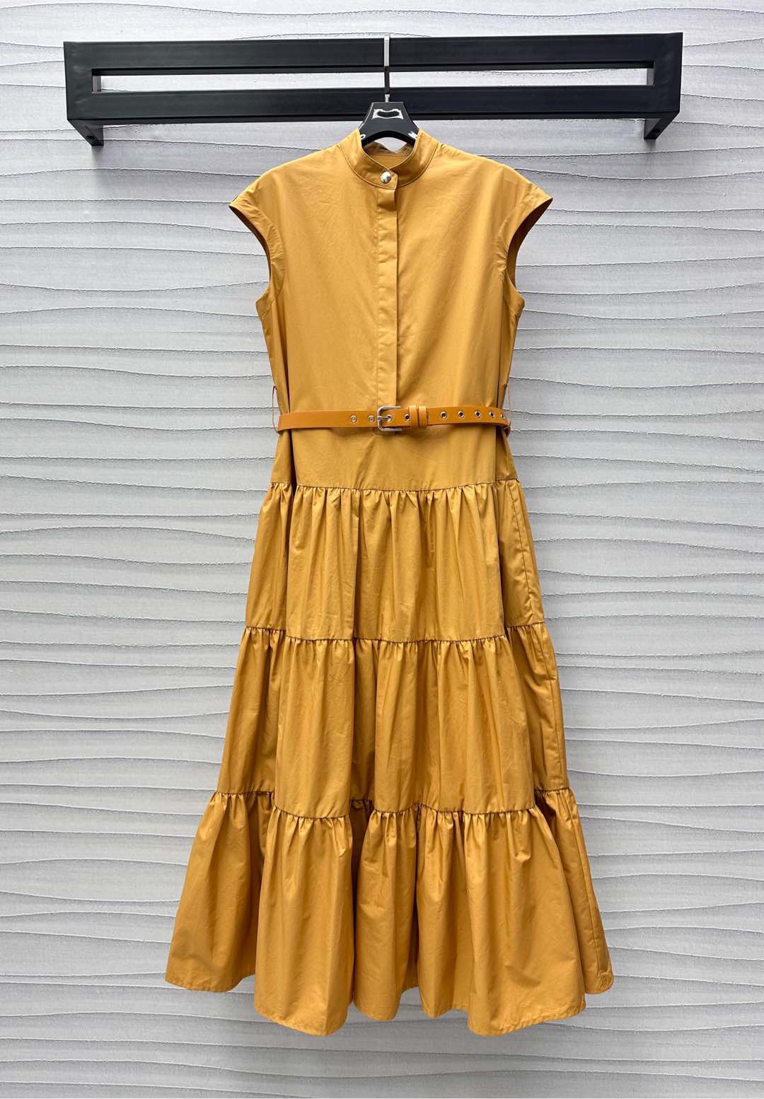 NO:328746,Maxmar*2025 new product is available for sleeveless belt dress with custom YB imported twill cotton, breathable and comfortable, skin-friendly, decorated with a hidden half-pallet waist treatment, combined with leather belt adjustment, adding layered look, easily outlining the graceful body, intellectual temperament of the upper body, the skirt is designed with three-layer splicing and pleated design, showing the brand tone, full of weight, facial auxiliary materials development, stand-up collar vest long skirt cut, fashionable and practical, all-match style, simple and high-end style, high-end 2 colors, skirts, alexander wang19860909Maxmar*2025新品上架无袖腰带连衣裙定制YB进口斜纹棉材质 透气舒适亲肤 饰以隐藏式半开襟收腰处理 配合皮革腰带融入调节 增添造型层次感 轻松勾勒曼妙身形 上身知性气质 裙摆沿用三层拼接压褶设计 彰显品牌调性 分量感十足 面辅料开发 立领背心长裙剪裁 时尚与实用兼备四季百搭款 穿搭简约高级洋气  高版本2色,,skirts,alexander wang,Women's clothing