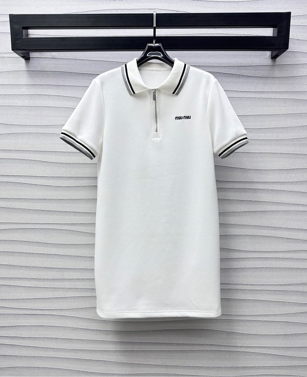 NO:328740,Miumi*2025 new product lapel short-sleeved dress customized with custom YB imported red cotton material with holes, breathable and comfortable, semi-zipper tilt adjustment design is easy to put on and off, the chest is decorated with embroidered logo embroidered with the logo of the embroidery of the collar cuffs, highlighting the brand tone, and the collar cuff contrasting stripes elastic edge wrapping details to add styling layering, surface auxiliary materials development, straight dress tailoring, style more uniform and coordinated, meet various needs of sports dates, play with loose American outfits, high-version, miumiu, skirts, T-shirt, alexander wang19860909Miumi*2025新品上架翻领短袖连衣裙定制YB进口朱地全棉材质 自带孔洞 透气舒适 半拉链开襟调节设计穿脱方便 胸前饰以标志性字母刺绣徽标点缀装饰 彰显品牌调性 配合领边袖口撞色条纹弹力包边细节处理 增添造型层次感 面辅料开发 直筒连衣裙剪裁 风格更加统一协调 满足运动约会多种需求 玩转松弛美式穿搭 高版本,,miumiu,skirts,T-shirt,alexander wang,Women's clothing