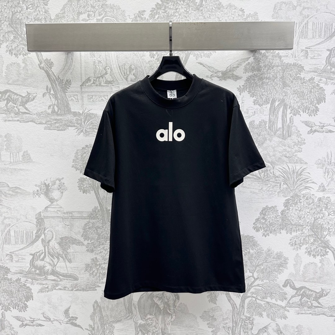 NO:333779,Alo*2025 new product is on the shelves of the logo round neck custom YB imported cotton material breathable and comfortable, full texture, decorated with iconic flocking letter logo, highlighting the brand tone, the whole body is covered with edge details, add to the layering of the shape, surface auxiliary materials development, loose short-sleeved T-shirt tailoring, single layered fashionable and casual, high version 2 colors, T-shirt,tees, t-shirt,alexander wang19860909alo*2025新品上架徽标圆领定制YB进口全棉材质 透气舒适 质感十足 饰以标志性植绒字母徽标点缀装饰 彰显品牌调性 通体同色系包边细节处理 增添造型层次感 面辅料开发 宽松短袖T恤剪裁 单穿叠穿时髦休闲  高版本2色,,T-shirt,tees，t-shirt,alexander wang,Women's clothing