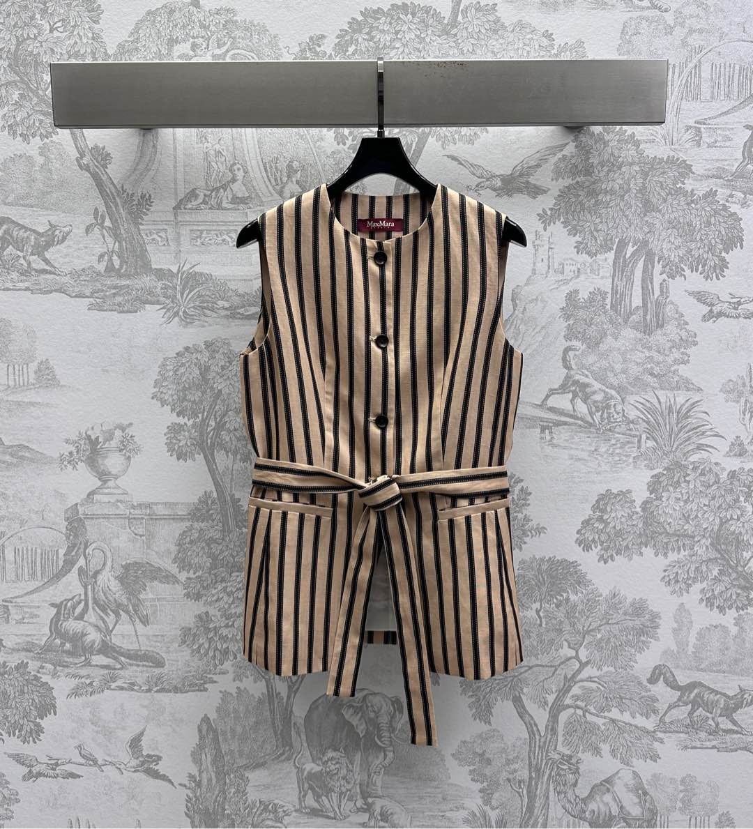 NO:333757,Maxmar*2025 new product is on the shelves of striped suit vests, customized YB imported linen cotton, crisp, comfortable and stylish, the whole body is intertwined with vertical stripes, and uses cutting and details to enhance the exquisiteness, highlight the brand tone, the open-clad button design is more convenient to put on and off, and it is symmetrical pocket decoration to add a sense of styling. The surface auxiliary material development, round neck open-clad vest tailoring, can be matched with the same series of trousers, complete sets are neat and fashionable, highlighting the elegant charm of women. High-version, business suit, alexander wang19860909Maxmar*2025新品上架条纹西装马甲定制YB进口亚麻棉材质 挺括舒适有型 通体竖条纹交织 利用裁剪和细节提升精致度 彰显品牌调性 开襟纽扣设计更方便穿脱 配合对称口袋装饰 增添造型层次感 面辅料开发 圆领开襟马甲剪裁 可搭配同系列长裤 成套穿搭利落时髦 凸显女性优雅魅力  高版本,,business suit,alexander wang,Women's clothing