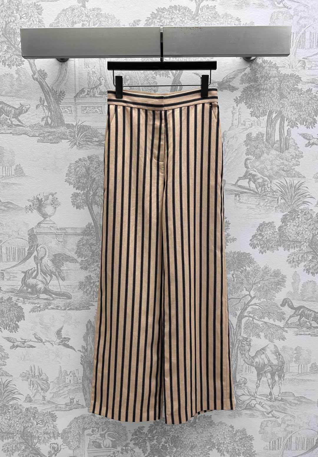 NO:333751,Maxmar*2025 new product is on the shelves of striped suits and trousers, custom-made YB imported linen cotton, crisp, comfortable and stylish, and the whole body is interwoven with vertical stripes. Use cutting and details to enhance the exquisiteness, highlight the brand tone. The high-waist buckle pattern design is more convenient to put on and off. Combined with symmetrical pocket decoration, add layering of the styling. Developed with auxiliary materials. High-waist straight trousers tailored. It can be matched with the same series of vests. The complete set is neat and fashionable, highlighting the elegant charm of women. High-version, business suit, alexander wang19860909Maxmar*2025新品上架条纹西装长裤定制YB进口亚麻棉材质 挺括舒适有型 通体竖条纹交织 利用裁剪和细节提升精致度 彰显品牌调性 高腰系扣版型设计更方便穿脱 配合对称口袋装饰 增添造型层次感 面辅料开发 高腰直筒长裤剪裁 可搭配同系列马甲 成套穿搭利落时髦 凸显女性优雅魅力 高版本,,business suit,alexander wang,Women's clothing