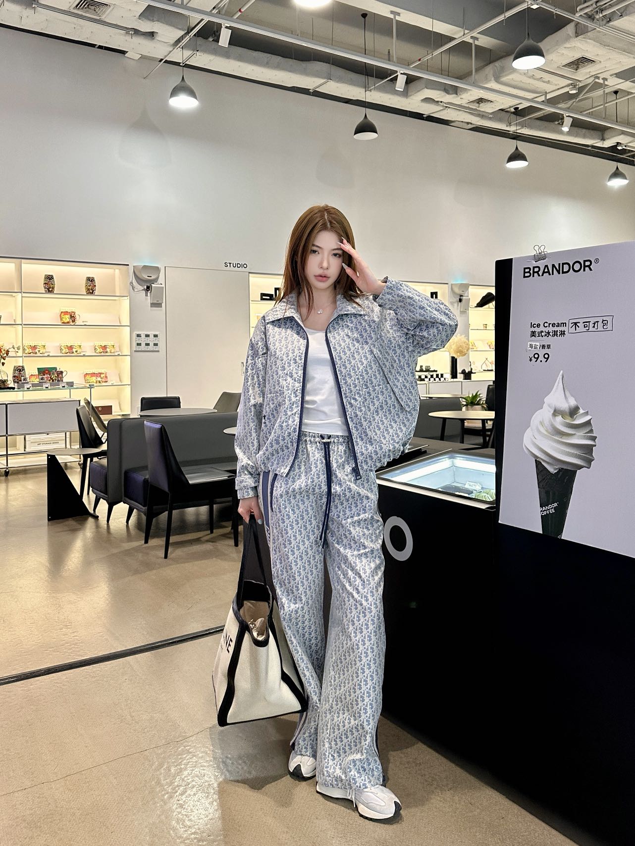 NO:437167,Model number D25070586 Dio* new D home classic logo letter jacquard fabric, inner edge wrap strip craft Velcro stick double cuffs large pocket CD bee sting drawstring loose fashionable zipper jacket at hem!  (M size shoulder width 52, bust 118, sleeve length 53, clothing length 61/65) outside, dior, dior, jackets & coats, jackets & coats, alexander wang19860909款号D25070586 Dio*新款D家经典logo字母提花面料、内里包边包条工艺魔术贴双层袖口大口袋CD小蜜蜂刺抽绳下摆宽松时尚拉链夹克外套！（M码肩宽52,胸围118,袖长53,衣长61/65）外,,dior,dior,jackets & coats,jackets & coats,alexander wang,Women's clothing