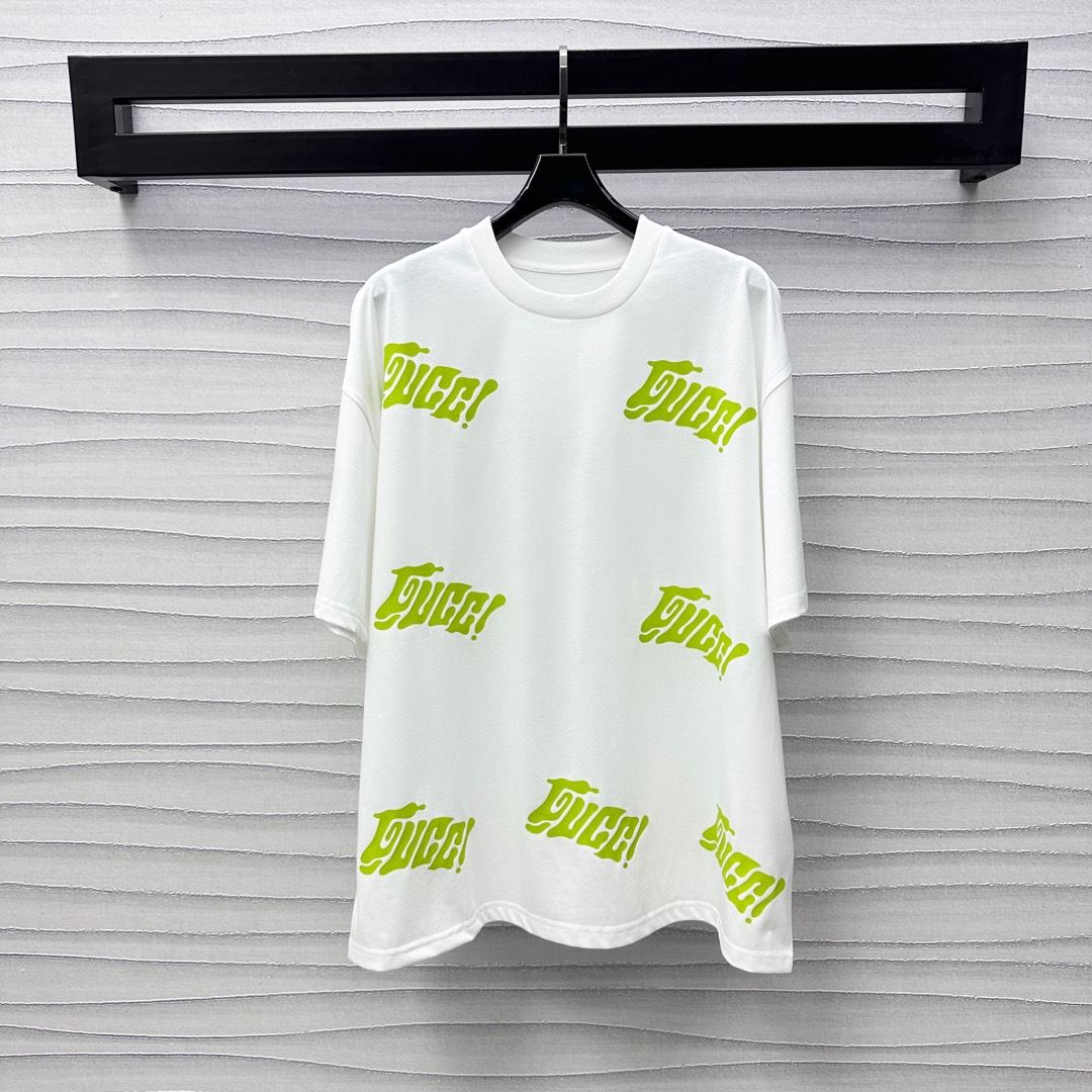 NO:331763,Gucc*2025 new product is available on the shelves of round neck full-print letters customized YB imported cotton material breathable and comfortable, full texture. The art style of the whole body paint painting depicts the colour collision of letters and prints to highlight the brand tone. Jump color matching creates a personal style. Add a sense of styling. The outfit is playful and age-reducing. The surface accessories are developed. Loose T-shirt style and tailoring. Single wear and inner wear is brilliant and fashionable. High-version, gucci,tees, t-shirt, alexander wang19860909Gucc*2025新品上架圆领满印字母定制YB进口全棉材质 透气舒适 质感十足 通体漆画艺术风格描绘字母印花色彩碰撞 彰显品牌调性 跳跃配色打造个性风格 增添造型层次感 穿搭俏皮减龄 面辅料开发 宽松T恤版型剪裁 单穿内搭出彩时髦 高版本,,gucci,tees，t-shirt,alexander wang,Women's clothing