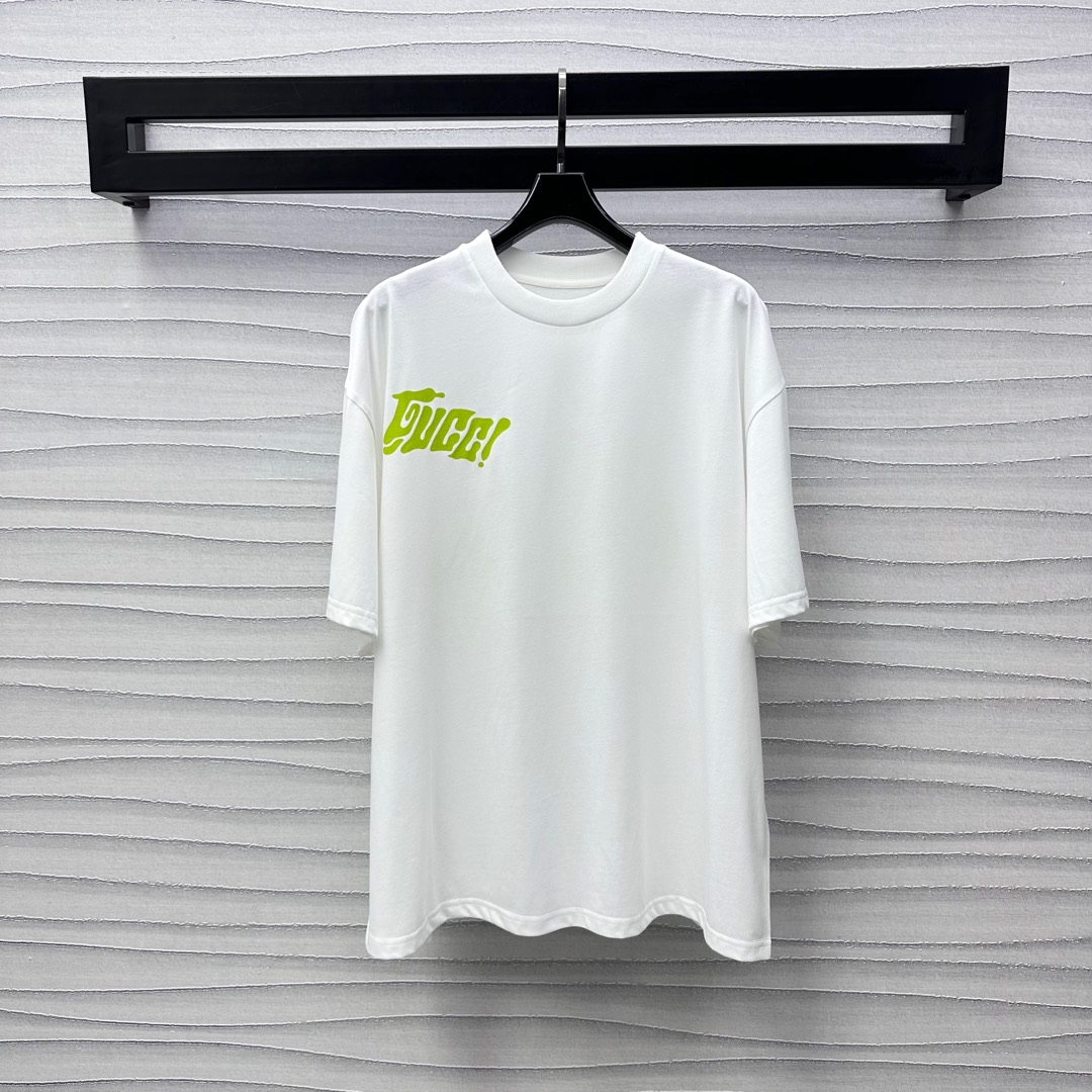 NO:331766,Gucc*2025 new product is available for round neck letters and custom YB imported cotton material, breathable and comfortable, full texture, chest paint painting art style depicts letter printing and back collision, highlights the brand tone, jumping color matching creates a personal style, adds layered style, wears playful and age-reducing facial accessories development, loose T-shirt style cut, single wear inner wear is brilliant and fashionable, high-end version, gucci,tees, t-shirt, alexander wang19860909Gucc*2025新品上架圆领字母定制YB进口全棉材质 透气舒适 质感十足 胸前漆画艺术风格描绘字母印花与后背碰撞 彰显品牌调性 跳跃配色打造个性风格 增添造型层次感 穿搭俏皮减龄 面辅料开发 宽松T恤版型剪裁 单穿内搭出彩时髦 高版本,,gucci,tees，t-shirt,alexander wang,Women's clothing