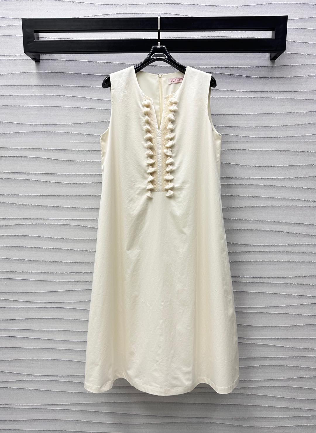 NO:331743,Valentin*2025 new product V-neck vest skirt is available. Customized YB imported twill material. High-quality and comfortable. Small V-neck with lace lace splicing design to add layering. Handmade tassel pendant embellishment and decoration to highlight the brand tone. Face and auxiliary materials development. Sleeveless dress tailoring. The outfit shows the light luxury and fashionable temperament. High-version, valentino, skirts, alexander wang19860909Valentin*2025新品上架V领背心裙 定制YB进口斜纹绸材质 质感高级舒适 小V型领口搭配蕾丝花边拼接设计 增添造型层次感 手工流苏吊坠点缀装饰 彰显品牌调性 面辅料开发 无袖连衣裙剪裁 穿搭尽显轻奢时髦气质  高版本,,valentino,skirts,alexander wang,Women's clothing