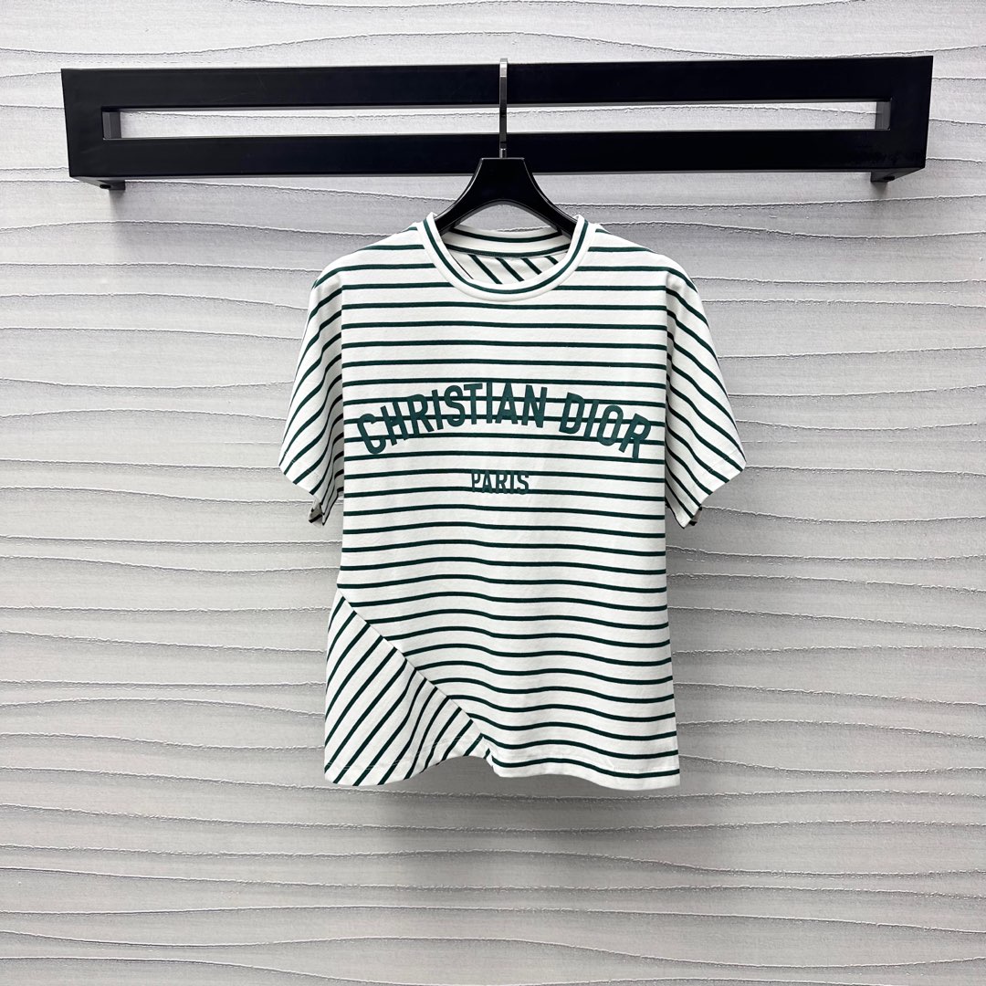 NO:331755,Dio*2025 new product is on the shelves of striped short-sleeved custom YB imported cotton material, breathable and comfortable, full texture, the collision of two colors of stripes throughout the body forms a sense of layering, the iconic letter logo on the chest embellishes the brand tone, strong retro style, regular style, playful and age-reducing figure, playful and age-reducing facial accessories development, round neck short-sleeved T-shirt tailoring, easy to control outfits for daily commuting, high-end version,,dior,T-shirt,tees,t-shirt,alexander wang19860909Dio*2025新品上架条纹短袖定制YB进口全棉材质 透气舒适 质感十足 通体两色条纹碰撞形成层次感 胸前标志性字母徽标点缀 彰显品牌调性 复古风格强烈 常规版型包容身材 俏皮减龄显白 面辅料开发 圆领短袖T恤剪裁 日常通勤轻松驾驭穿搭  高版本,,dior,T-shirt,tees，t-shirt,alexander wang,Women's clothing