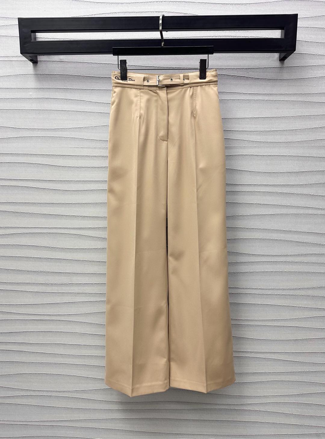 NO:331772,Dio*2025 new product is available on the shelf belt straight trousers customized YB imported twill cotton material, comfortable, breathable and stylish, voxel color and high waist buckle adjustment design, add layered look, waist perforated belt outlines the waistline, iconic letter embroidery logo embellishment, highlight the brand tone, surface auxiliary material development, high waist trousers style cut, commuting and date free wear high-end elegance, high-end version,,dior,alexander wang19860909Dio*2025新品上架腰带直筒长裤定制YB进口斜纹全棉材质 舒适透气有型 通体素色配合高腰系扣调节设计 增添造型层次感 腰间穿孔腰带勾勒腰线 标志性字母刺绣徽标点缀之上 彰显品牌调性 面辅料开发 高腰西裤版型剪裁 通勤约会随意穿搭高级优雅 高版本,,dior,alexander wang,Women's clothing