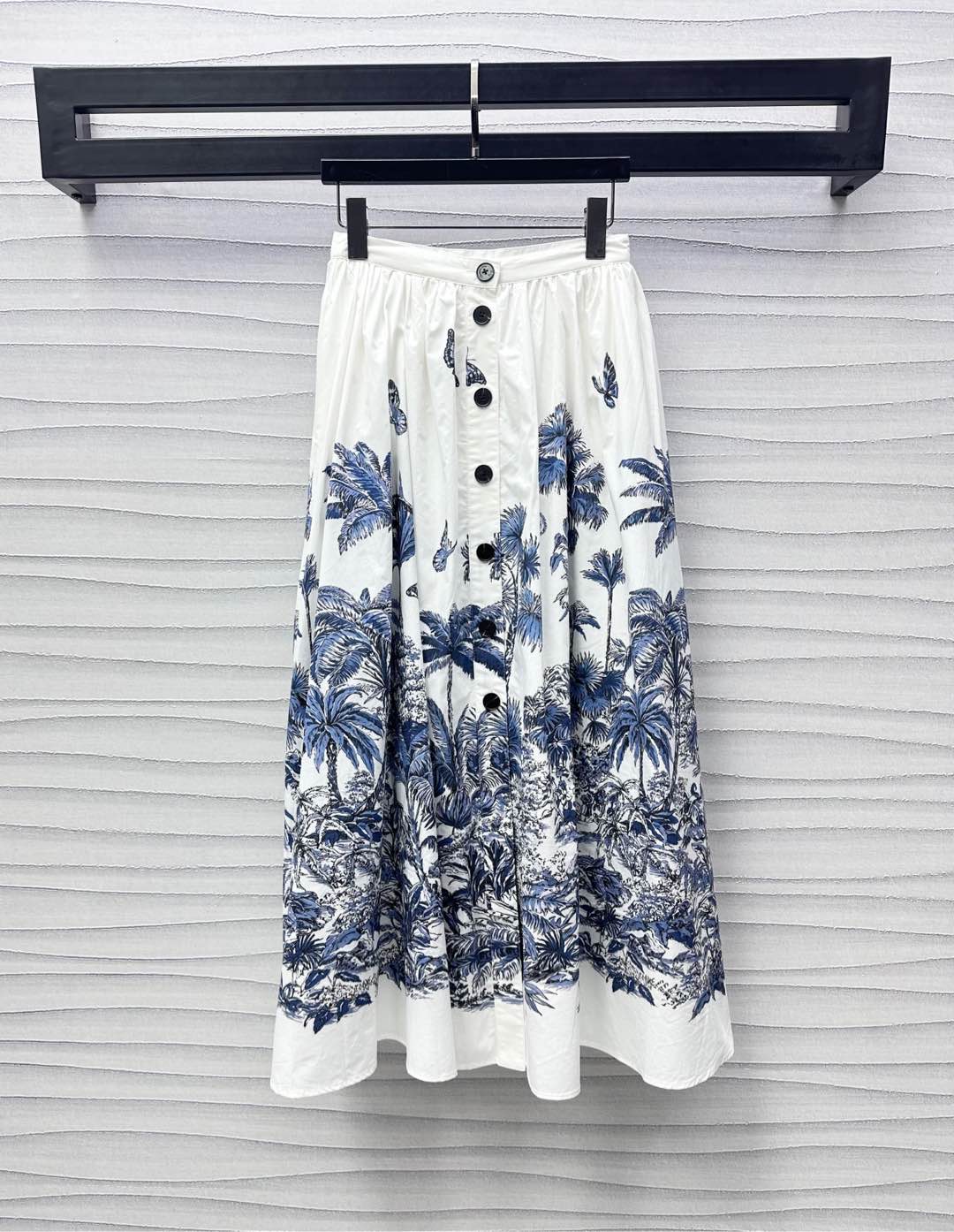 NO:332425,Dio*2025 new product is available for printing pleated skirt custom YB imported twill cotton material, smooth and full of weight, umbrella skirt with engraved button adjustment design, add layered look, large area of ​​coconut butterflies and other natural patterns, full of tropical style, highlight the brand tone, surface auxiliary material development, high waist skirt style cut, outfit to make slim and elegant, high-version, dior, skirts, alexander wang19860909Dio*2025新品上架印花压褶半裙定制YB进口斜纹全棉材质 光泽垂顺 分量十足 伞状裙摆配合刻印纽扣调节设计 增添造型层次感 大面积椰树蝴蝶等自然图案 充满热带风情 彰显品牌调性 面辅料开发 高腰半身裙版型剪裁 穿搭显瘦气质 优雅加分  高版本,,dior,skirts,alexander wang,Women's clothing