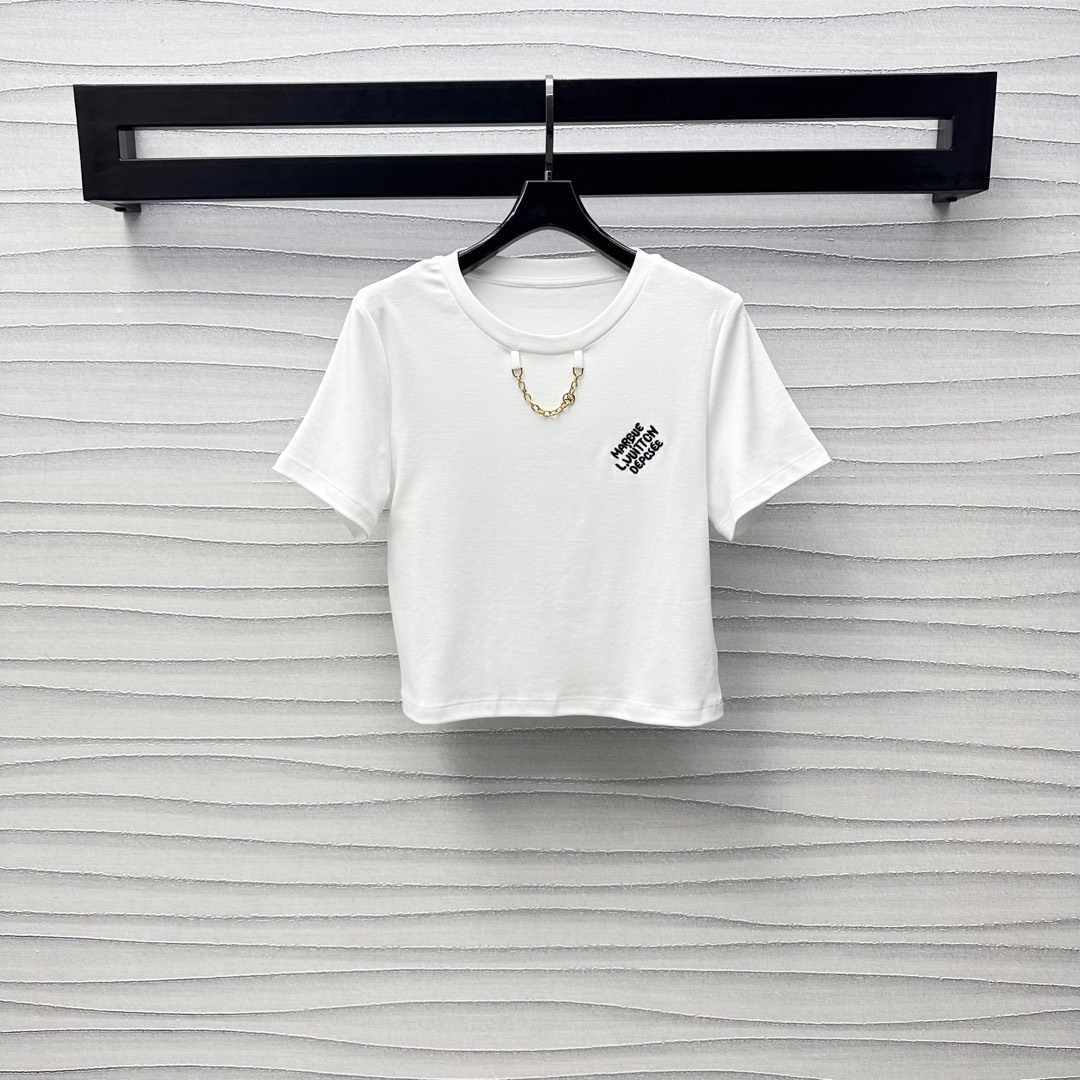 NO:332785,Louis Vuitto*2025 new product is available on the shelves of round neck embroidery short custom YB imported cotton material breathable and comfortable, full texture. The chest is decorated with embroidery technology to create an embroidery logo embellishment to highlight the brand tone. The neckline metal logo chain is bright and the chain is bright to add a sense of styling. The surface and auxiliary materials are developed. Slim short-sleeved T-shirt tailoring. Single wear inner wear is brilliant and fashionable. High-version, louis vuitton, T-shirt,tees, t-shirt,alexander wang19860909Louis Vuitto*2025新品上架圆领刺绣短款定制YB进口全棉材质 透气舒适 质感十足 胸前单侧饰以刺绣工艺打造标志性字母刺绣徽标点缀 彰显品牌调性 领口金属徽标链条细节点亮 增添造型层次感 面辅料开发 修身短袖T恤剪裁 单穿内搭出彩时髦 高版本,,louis vuitton,T-shirt,tees，t-shirt,alexander wang,Women's clothing