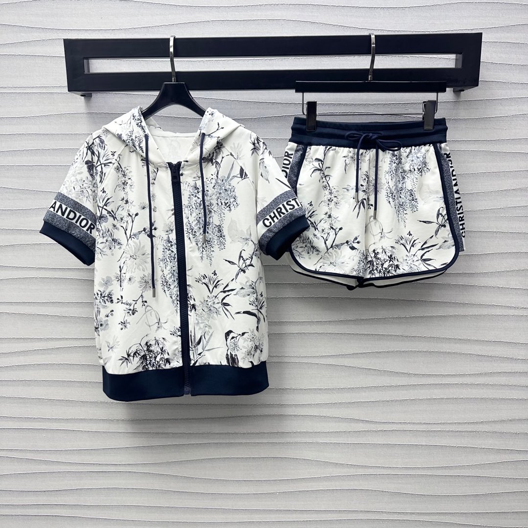 NO:332426,Dio*2025 new product is available for printing short-sleeved jackets and shorts sets. Customized YB imported twill cotton material. Comfortable and breathable. Glossy and smooth. Elastic elastic webbing adjustment design for hem cuffs. Adding layered shapes. All-in-one printed leaves and other natural elements. Light color matching is quite new Chinese style. Showing the brand tone. Face and auxiliary materials development. Hooded zipper short-sleeved jackets with drawstring shorts in the same series. Daily commuting sets are brilliant and fashionable. High-end version,,dior, shorts, jackets & coats,T-shirt,hats,alexander wang19860909Dio*2025新品上架印花短袖外套短裤套装定制YB进口斜纹棉材质 舒适透气 光泽柔滑 衣摆袖口松紧弹力织带调节设计 增添造型层次感 通体满印花叶等自然元素 配色清淡颇具新中式风格 彰显品牌调性 面辅料开发 连帽拉链短袖外套搭配同系列抽绳短裤 日常通勤成套穿搭出彩时髦  高版本,,dior,shorts,jackets & coats,T-shirt,hats,alexander wang,Women's clothing