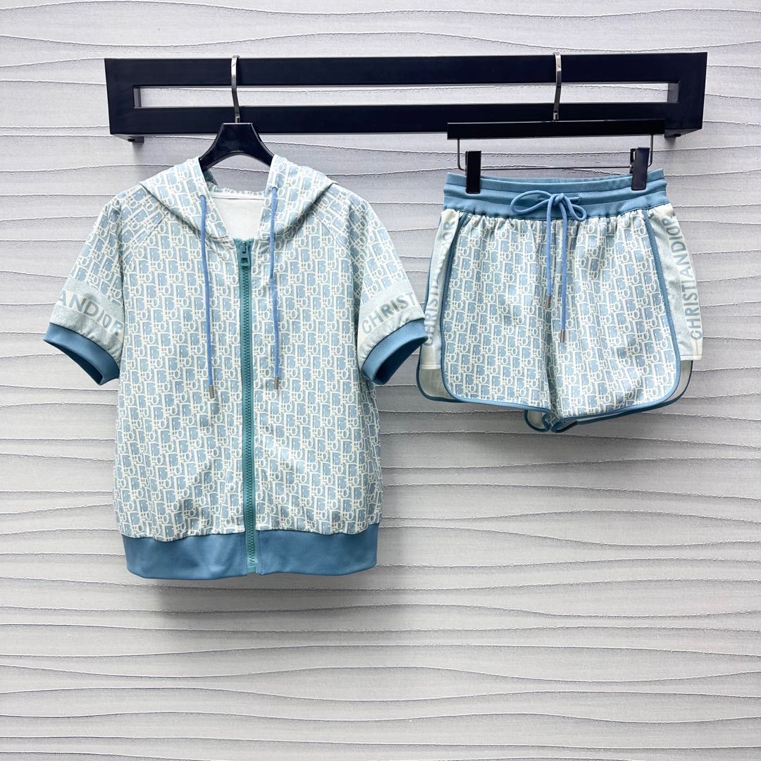 NO:332422,Dio*2025 new product is available for printing short sleeve jackets and shorts set. Customized YB imported twill cotton material. Comfortable and breathable. Glossy and smooth. Elastic elastic webbing adjustment design for hem cuffs. Adding layered look. The whole body is iconic letter logo elements. The tone of the brand. The development of the surface and accessories. The hooded zipper short sleeve jacket is paired with the same series of drawstring shorts. The daily commuting set is brilliant and fashionable. High version 2 colors, dior, shorts, jackets & coats, T-shirt,hats,alexander wang19860909Dio*2025新品上架印花短袖外套短裤套装定制YB进口斜纹棉材质 舒适透气 光泽柔滑 衣摆袖口松紧弹力织带调节设计 增添造型层次感 通体标志性字母徽标元素 彰显品牌调性 面辅料开发 连帽拉链短袖外套搭配同系列抽绳短裤 日常通勤成套穿搭出彩时髦 高版本2色,,dior,shorts,jackets & coats,T-shirt,hats,alexander wang,Women's clothing