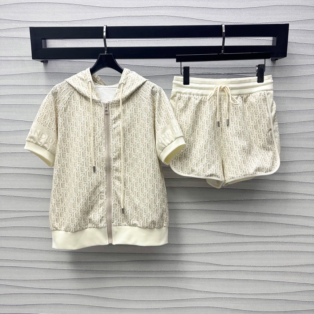 NO:332418,Dio*2025 new product is available for printing short sleeve jackets and shorts set. Customized YB imported twill cotton material. Comfortable and breathable. Glossy and smooth. Elastic elastic webbing adjustment design for hem cuffs. Adding layered look. The whole body is iconic letter logo elements. The tone of the brand. The development of the surface and accessories. The hooded zipper short sleeve jacket is paired with the same series of drawstring shorts. The daily commuting set is brilliant and fashionable. High version 2 colors, dior, shorts, jackets & coats, T-shirt,hats,alexander wang19860909Dio*2025新品上架印花短袖外套短裤套装定制YB进口斜纹棉材质 舒适透气 光泽柔滑 衣摆袖口松紧弹力织带调节设计 增添造型层次感 通体标志性字母徽标元素 彰显品牌调性 面辅料开发 连帽拉链短袖外套搭配同系列抽绳短裤 日常通勤成套穿搭出彩时髦 高版本2色,,dior,shorts,jackets & coats,T-shirt,hats,alexander wang,Women's clothing