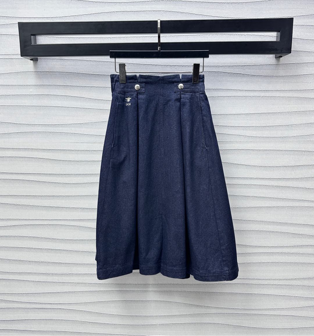 NO:332429,Dio*2025 new product is available on the shelves of high waist umbrella-shaped denim skirt custom YB imported twill cotton denim material Multi-washed soft and comfortable Belly engraved placket buckle waist seal umbrella-shaped hem to modify waist and hips to add layering of styling. The waist side is decorated with iconic embroidery CD bee logo embellishment to highlight the brand tone. Face and auxiliary materials development High-waist skirt style cut. Randomly wear high-end fashionable. High-version, dior, skirts, alexander wang19860909Dio*2025新品上架高腰伞状牛仔半裙定制YB进口斜纹全棉牛仔材质 多重水洗 柔软舒适 贴腹刻印襟扣腰封伞状下摆修饰腰身胯部 增添造型层次感 腰侧点缀标志性刺绣CD蜜蜂徽标点缀 彰显品牌调性 面辅料开发 高腰半身裙版型剪裁 随意穿搭高级时髦 高版本,,dior,skirts,alexander wang,Women's clothing