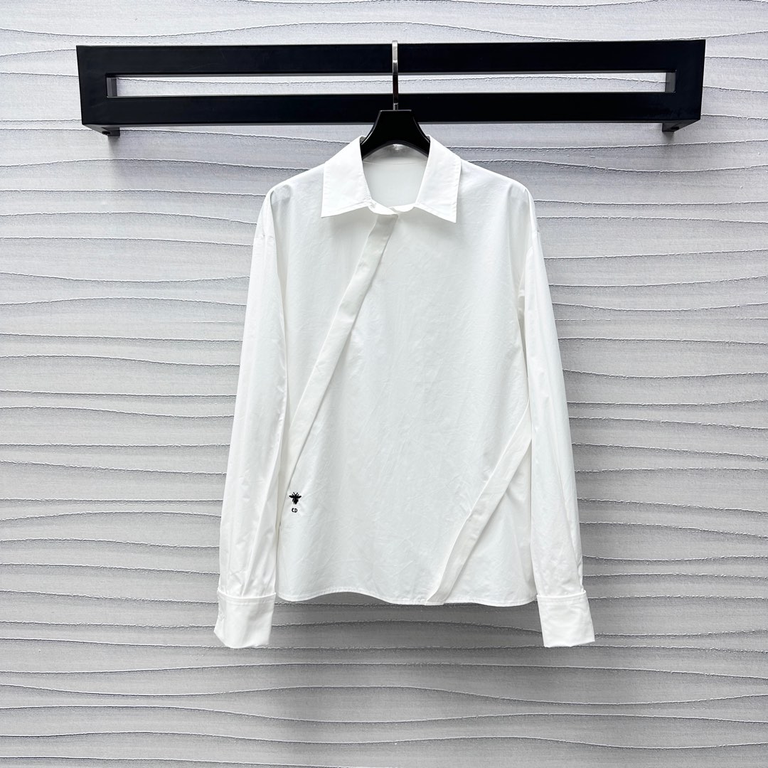 NO:332421,Dio*2025 new product on shelves of plain slanted shirts with lapels, custom made of YB imported twill cotton, comfortable, delicate and stylish, use hidden slanted button adjustment design to add layered style, embroidered with embroidered CD bee logo decoration, highlighting the brand tone, upper body high-end lapel long-sleeved shirt tailoring, shirts that can be used for daily commuting and vacation, easy to wear to create a fashionable feeling, high-end version, dior, shirts, alexander wang19860909Dio*2025新品上架翻领素色斜襟衬衫定制YB进口斜纹全棉材质 舒适细腻有型 沿用隐藏式斜襟纽扣调节设计 增添造型层次感 腰侧点缀刺绣CD蜜蜂徽标装饰 彰显品牌调性 上身高级 翻领长袖衬衣剪裁 日常通勤度假都可驾驭的衬衫 轻松穿搭出洋气感 高版本,,dior,shirts,alexander wang,Women's clothing