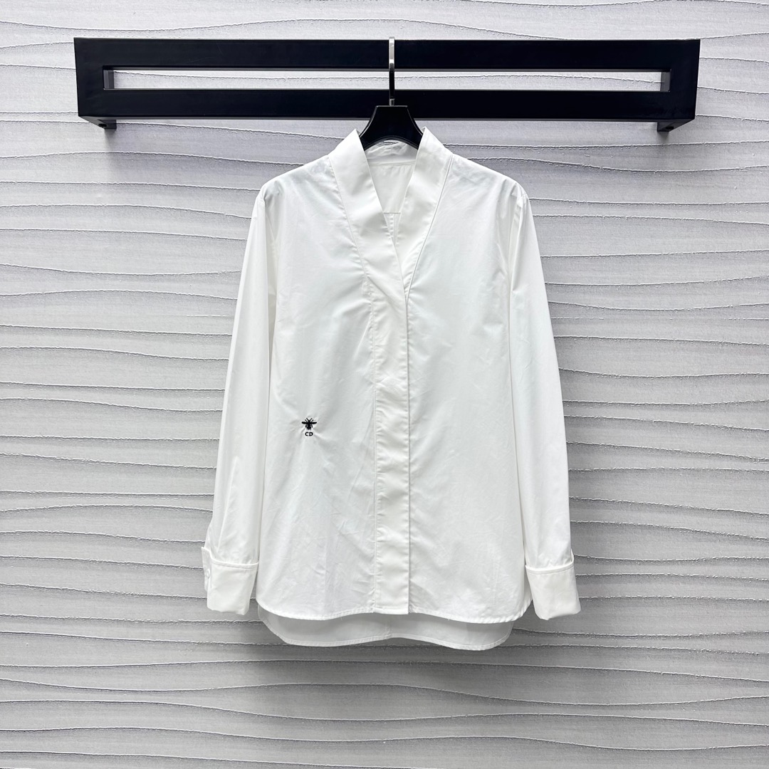 NO:332413,Dio*2025 new product launches plain long-sleeved shirt custom YB imported twill cotton material, comfortable and delicate, use tailoring and details to enhance the exquisiteness, combined with hidden button adjustment design, add layered look, embroidered with CD bee embroidered logo decoration on the waist, highlight the brand tone, surface auxiliary material development, regular long-sleeved shirt tailoring, easy to wear for daily commuting, high-end 2 colors,,dior,shirts,alexander wang19860909Dio*2025新品上架素色长袖衬衫定制YB进口斜纹全棉材质 舒适光泽细腻 利用剪裁和细节提升精致度 配合隐藏式纽扣调节设计 增添造型层次感 腰侧点缀CD蜜蜂刺绣徽标装饰 彰显品牌调性 面辅料开发 常规长袖衬衣剪裁 日常通勤轻松穿搭出洋气感  高版本2色,,dior,shirts,alexander wang,Women's clothing