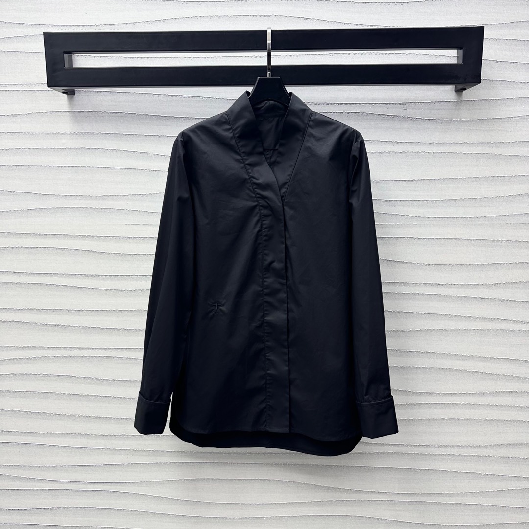 NO:332417,Dio*2025 new product launches plain long-sleeved shirt custom YB imported twill cotton material, comfortable and delicate, use tailoring and details to enhance the exquisiteness, combined with hidden button adjustment design, add layered look, embroidered with CD bee embroidered logo decoration on the waist, highlight the brand tone, surface auxiliary material development, regular long-sleeved shirt tailoring, easy to wear for daily commuting, high-end 2 colors,,dior,shirts,alexander wang19860909Dio*2025新品上架素色长袖衬衫定制YB进口斜纹全棉材质 舒适光泽细腻 利用剪裁和细节提升精致度 配合隐藏式纽扣调节设计 增添造型层次感 腰侧点缀CD蜜蜂刺绣徽标装饰 彰显品牌调性 面辅料开发 常规长袖衬衣剪裁 日常通勤轻松穿搭出洋气感  高版本2色,,dior,shirts,alexander wang,Women's clothing