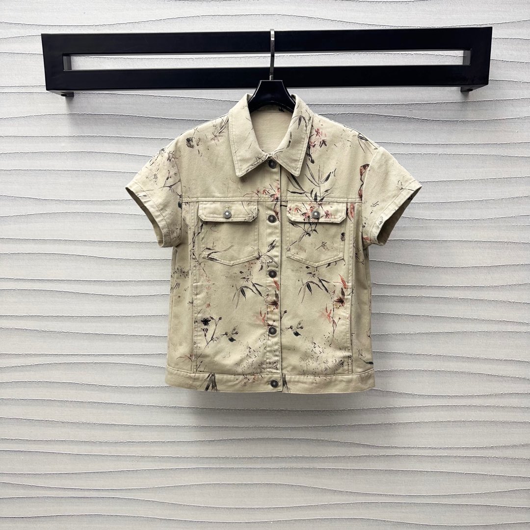 NO:332930,Dio*2025 new product is on the shelves of printed denim vest custom YB imported twill cotton denim material Multi-washed comfortable and stylish Chest symmetrical flip pocket decoration Combined with the embroidered logo on the waist Add a sense of styling layering The whole body is reactive and full-printed new Chinese orchid flower and bird print pattern highlights the brand tone Face accessories development Lapel short-sleeved jacket tailored Can be matched with the same series of long and shorts Commuting and date sets are brilliant and fashionable High-end version, Dior, shorts, jackets & coats, T-shirt, alexander wang19860909Dio*2025新品上架印花牛仔马甲定制YB进口斜纹棉牛仔材质 多重水洗 舒适有型 胸前对称翻盖口袋装饰 配合腰间CD蜜蜂刺绣徽标点缀 增添造型层次感 通体活性满印新中式兰草花鸟印花图案 彰显品牌调性 面辅料开发 翻领短袖外套剪裁 可搭配同系列长短裤 通勤约会成套穿搭出彩时髦 高版本,,dior,shorts,jackets & coats,T-shirt,alexander wang,Women's clothing