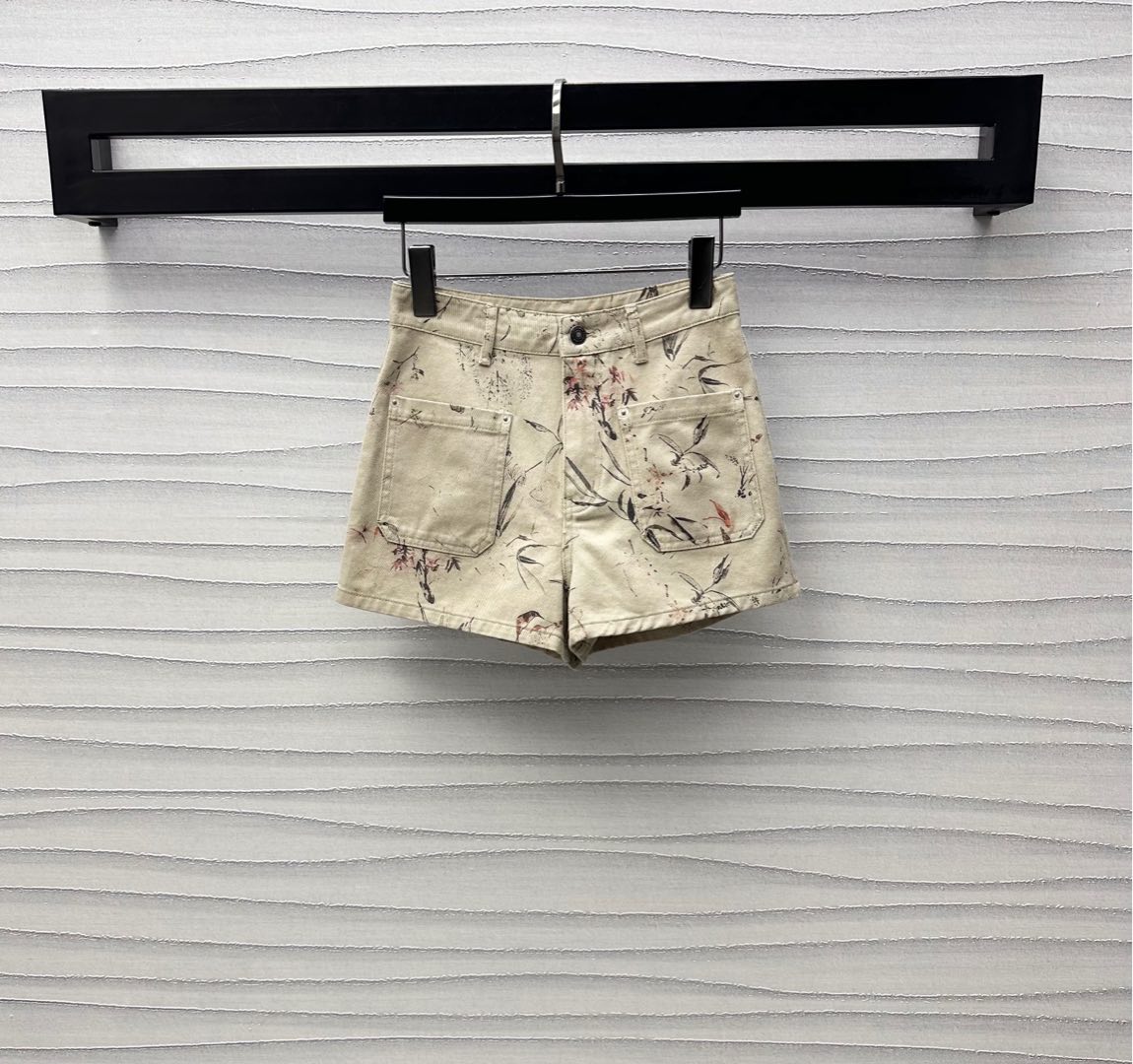 NO:332927,Dio*2025 new product is available for printing denim shorts customized YB imported twill cotton denim material Multi-washed comfortable and stylish Symmetrical front and rear pocket embellishment to add layering of styling, full-body active printing of new Chinese orchid flower and bird printing patterns to highlight the brand tone development of facial accessories High-waisted button shorts cut can be matched with vest jackets in the same series Commuter date sets are brilliant and fashionable High-version, Dior, shorts, Jackets & coats, alexander wang19860909Dio*2025新品上架印花牛仔短裤定制YB进口斜纹棉牛仔材质 多重水洗 舒适有型 对称前后口袋点缀装饰 增添造型层次感 通体活性满印新中式兰草花鸟印花图案 彰显品牌调性 面辅料开发 高腰系扣短裤剪裁 可搭配同系列马甲外套 通勤约会成套穿搭出彩时髦 高版本,,dior,shorts,jackets & coats,alexander wang,Women's clothing