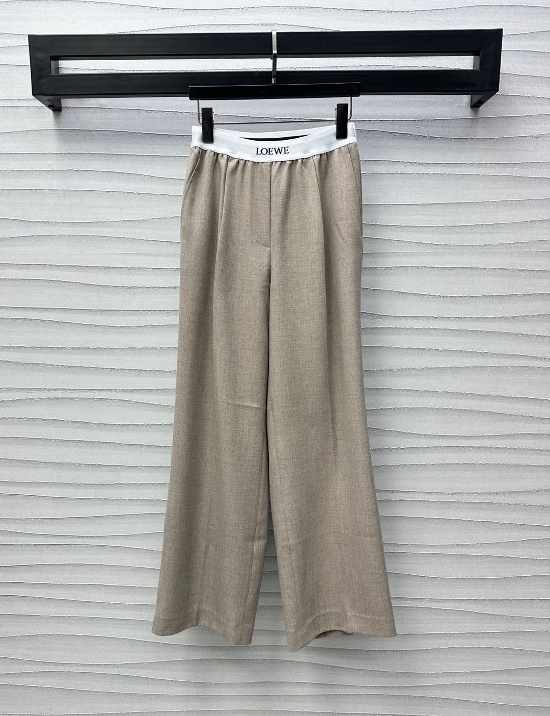 NO:332904,Loew*2025 new product launches with wide-leg trousers customized with webbing, wide-leg trousers, YB imported twill cotton, comfortable, breathable and stylish, waist decorated with iconic letter logo webbing adjustment design, highlighting the brand tone, three-dimensional cut fits the lines of the body, matches the contrasting details of the edges, adds a sense of styling, easy to divide the proportion of long legs, surface auxiliary materials development, high-waist straight trousers, can be matched with shirts and T-shirts in the same series, daily commuting outfits are high-end and fashionable, high-end version, loewe,shirts,tees,t-shirt,alexander wang19860909Loew*2025新品上架织带阔腿长裤定制YB进口斜纹棉材质 舒适透气有型 腰间饰以标志性字母徽标织带调节设计 彰显品牌调性 立体裁剪更贴合人身腿部线条 配合边缘白灰撞色细节处理 增添造型层次感 轻松划分长腿好比例 面辅料开发 高腰直筒长裤版型剪裁 可搭配同系列衬衫T恤 日常通勤穿搭高级时髦  高版本,,loewe,shirts,tees，t-shirt,alexander wang,Women's clothing