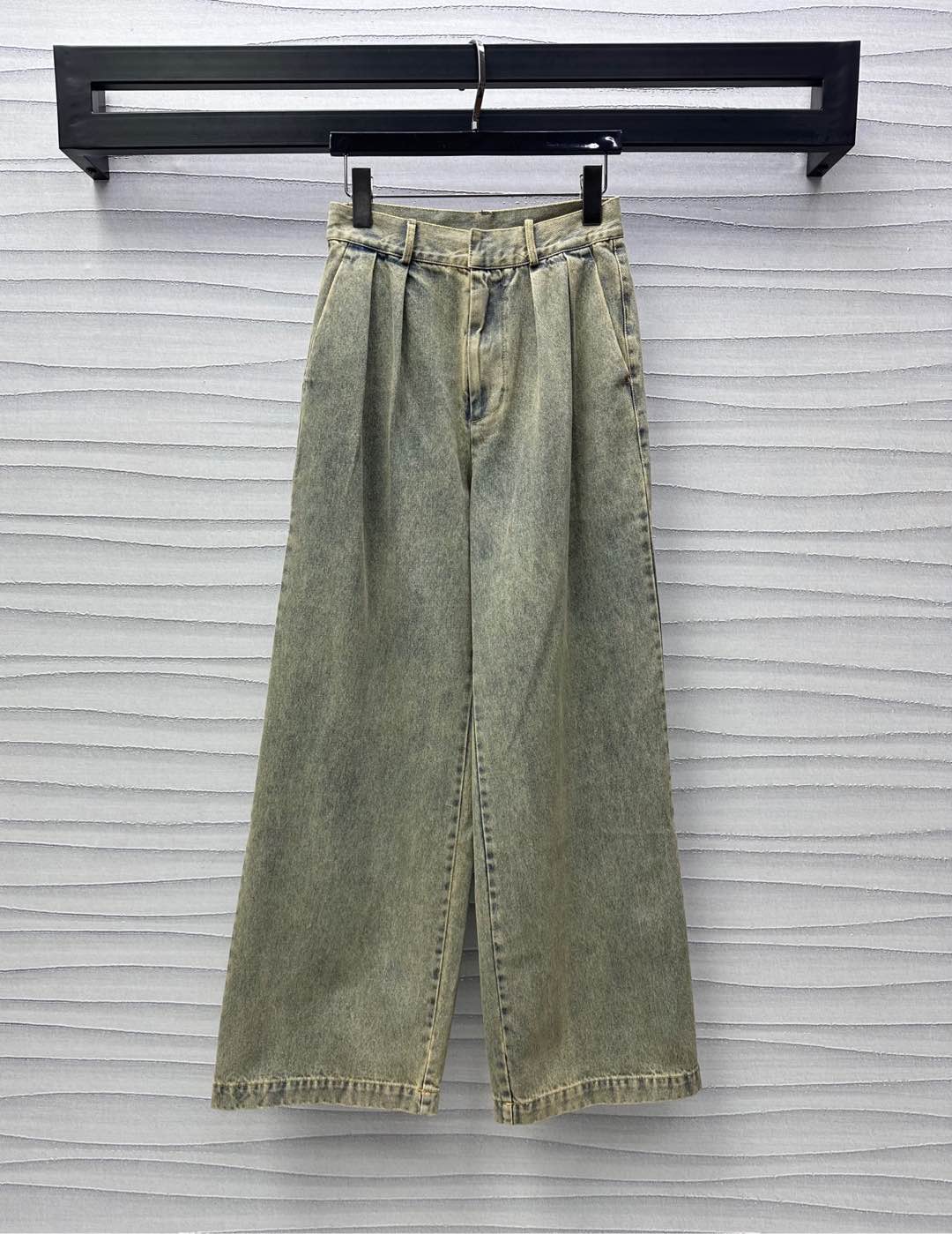 NO:332900,Loew*2025 new product is available for washing denim twill trousers customized YB imported twill cotton denim material, crisp, comfortable and stylish, multi-enzyme washing, irregular old-fashioned whitening process, retro and fashionable, waist and abdomen matching pleated three-dimensional cutting design, add layered styling, iconic letter leather brand decoration at the back waist, highlighting the brand tone, surface auxiliary material development, high-waist buckle straight trousers tailored, can be matched with shirts and T-shirts in the same series, daily commuting outfits are fashionable and fashionable, high-version, loewe,shirts,tees,t-shirt,alexander wang19860909Loew*2025新品上架水洗牛仔长裤定制YB进口斜纹棉牛仔材质 挺括舒适有型 多重酵素水洗 呈现不规则做旧磨白工艺处理 复古时髦 腰腹配合褶皱立体裁剪设计 增添造型层次感 后腰间点缀标志性字母皮牌装饰 彰显品牌调性 面辅料开发 高腰系扣直筒长裤剪裁 可搭配同系列衬衫T恤 日常通勤穿搭时髦洋气 高版本,,loewe,shirts,tees，t-shirt,alexander wang,Women's clothing