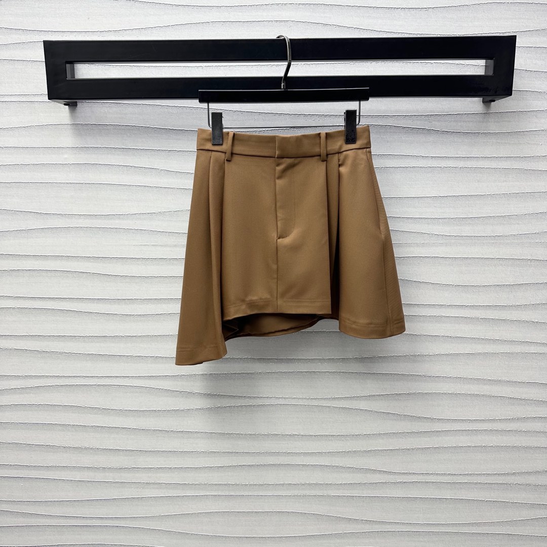 NO:332896,Loew*2025 new product is on the shelves of irregular suit skirts, custom YB imported cotton material, hangs, comfortable and stylish, three-dimensional craftsmanship cuts to form waist pleated design, matched with irregular skirt hem, adds layering to the shape, and furthermore modifyes the legs lines of the body, embellishes the iconic letters and leather brand decoration on the back waist to highlight the brand tone, surface accessories development, high-waist suit short skirt tailoring, can be matched with the same series of shirts T-shirts, daily commuting outfits high-end, high-end version, loewe, skirts,shirts,tees, t-shirt, business suit, alexander wang19860909Loew*2025新品上架不规则西装半裙定制YB进口人棉材质 垂顺舒适有型 立体工艺裁剪形成腰部褶皱设计 配合不规则裙摆处理 增添造型层次感 更修饰人身腿部线条 后腰点缀标志性字母皮牌装饰 彰显品牌调性 面辅料开发 高腰西装短裙剪裁 可搭配同系列衬衫T恤 日常通勤穿搭高级时髦 高版本,,loewe,skirts,shirts,tees，t-shirt,business suit,alexander wang,Women's clothing