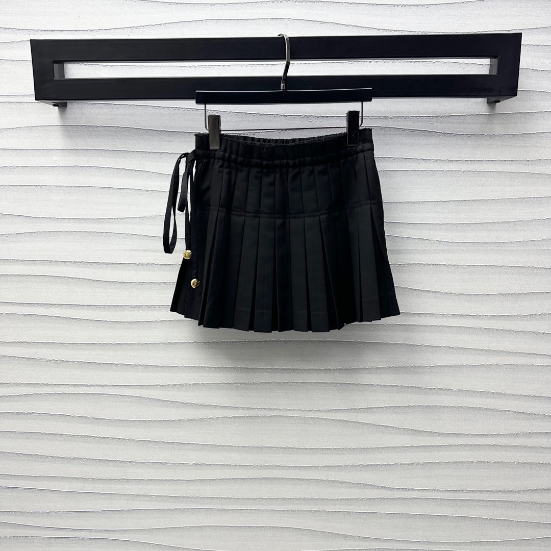 NO:332911,Loew*2025 new product launches on the shelves of breasted pleated skirts with custom YB imported cotton material, smooth and comfortable, micro A-shaped contoured with waisted breasted flocs, adds a sense of styling, single-sided lace-up gold buckle adjustment design, highlights the brand tone, surface auxiliary material development, high-waist pleated skirt cut, casual outfit to reduce age and style, high-version, loewe, skirts, alexander wang19860909Loew*2025新品上架毛边拼接百褶半裙定制YB进口人棉材质 光泽垂顺舒适 微A廓形配合腰间拼接毛边絮状细节处理 增添造型层次感 单侧系带印刻金扣调节设计 彰显品牌调性 面辅料开发 高腰百褶短裙剪裁 随意穿搭减龄洋气   高版本,,loewe,skirts,alexander wang,Women's clothing