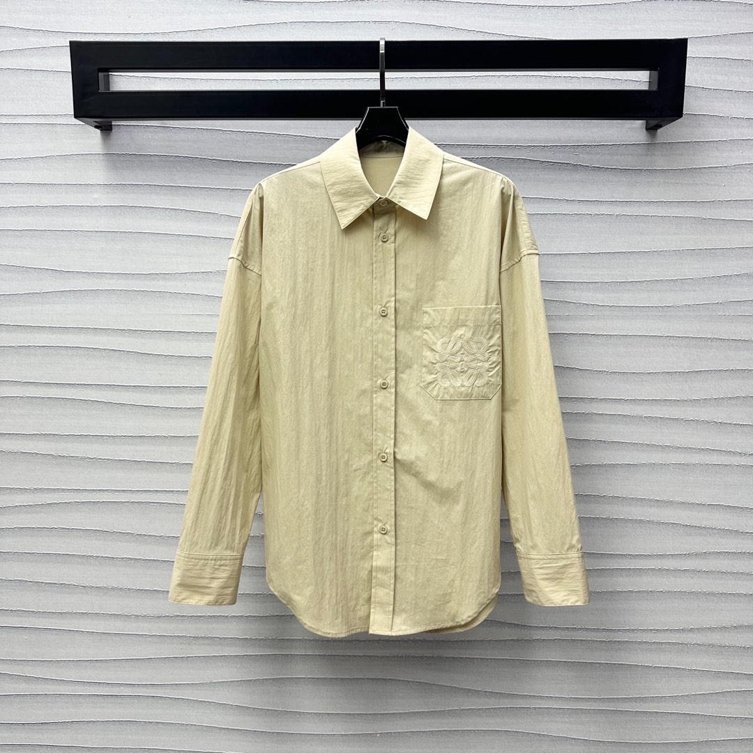 NO:332908,Loew*2025 new product lapel long-sleeved shirt custom YB imported twill cotton material breathable and comfortable and stylish. The chest is decorated with the iconic embroidered logo on the pocket to highlight the brand tone. The loose straight fit and the hem curved cutting design add to the styling layering. The surface auxiliary material development. The lapel long-sleeved shirt tailoring can be matched with the same series of skirts and pants. Daily commuting outfits are high-end and fashionable. High-end version l,,loewe, skirts,shirts,alexander wang19860909Loew*2025新品上架翻领长袖衬衫定制YB进口斜纹棉材质 透气舒适有型 胸前点缀标志性刺绣徽标于口袋上 彰显品牌调性 宽松直筒版型配合下摆弧形裁剪设计 增添造型层次感 面辅料开发 翻领长袖衬衣剪裁 可搭配同系列裙裤装 日常通勤穿搭高级时髦 高版本 l,,loewe,skirts,shirts,alexander wang,Women's clothing