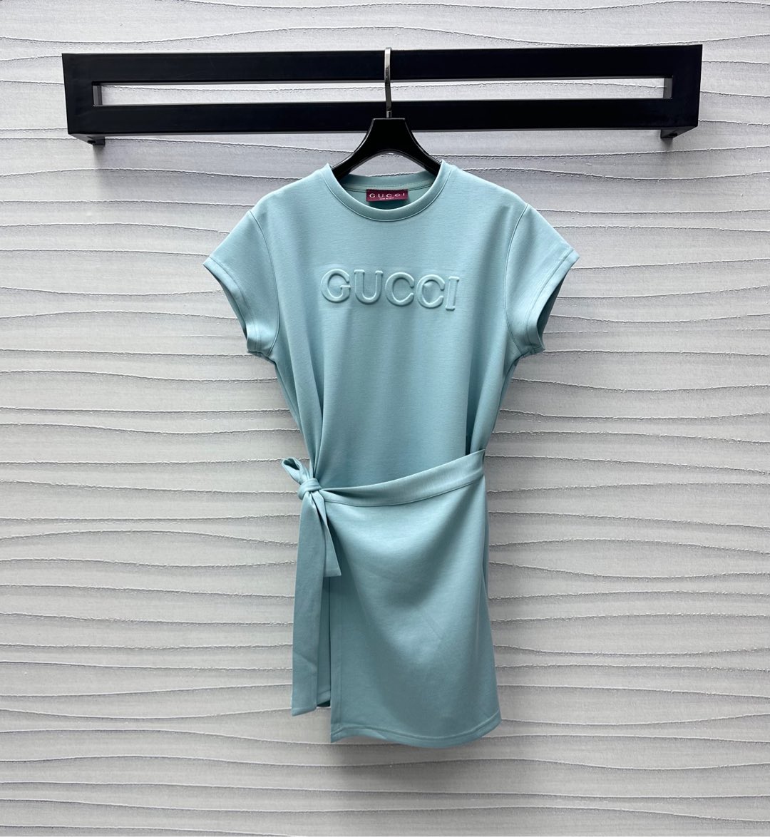 NO:332797,Gucc*2025 new product is on the shelves of spliced ​​short-sleeved dress custom YB imported air cotton material, comfortable, breathable and stylish, the chest is decorated with iconic three-dimensional letter logo, highlighting the brand tone, the one-piece fabric tie around the waist forms a layered design, adding layered shape, surface auxiliary material development, short-sleeved dress style cut, commuting and date outfits to reduce age and fashionable, high-version 2 colors,,gucci,skirts,T-shirt,alexander wang19860909Gucc*2025新品上架拼接短袖连衣裙定制YB进口空气棉材质 舒适透气有型 胸前饰以标志性立体字母徽标点缀 彰显品牌调性 腰间一片式本布系带形成叠穿设计 增添造型层次感 面辅料开发 短袖连衣裙版型剪裁 通勤约会穿搭减龄时髦  高版本2色,,gucci,skirts,T-shirt,alexander wang,Women's clothing