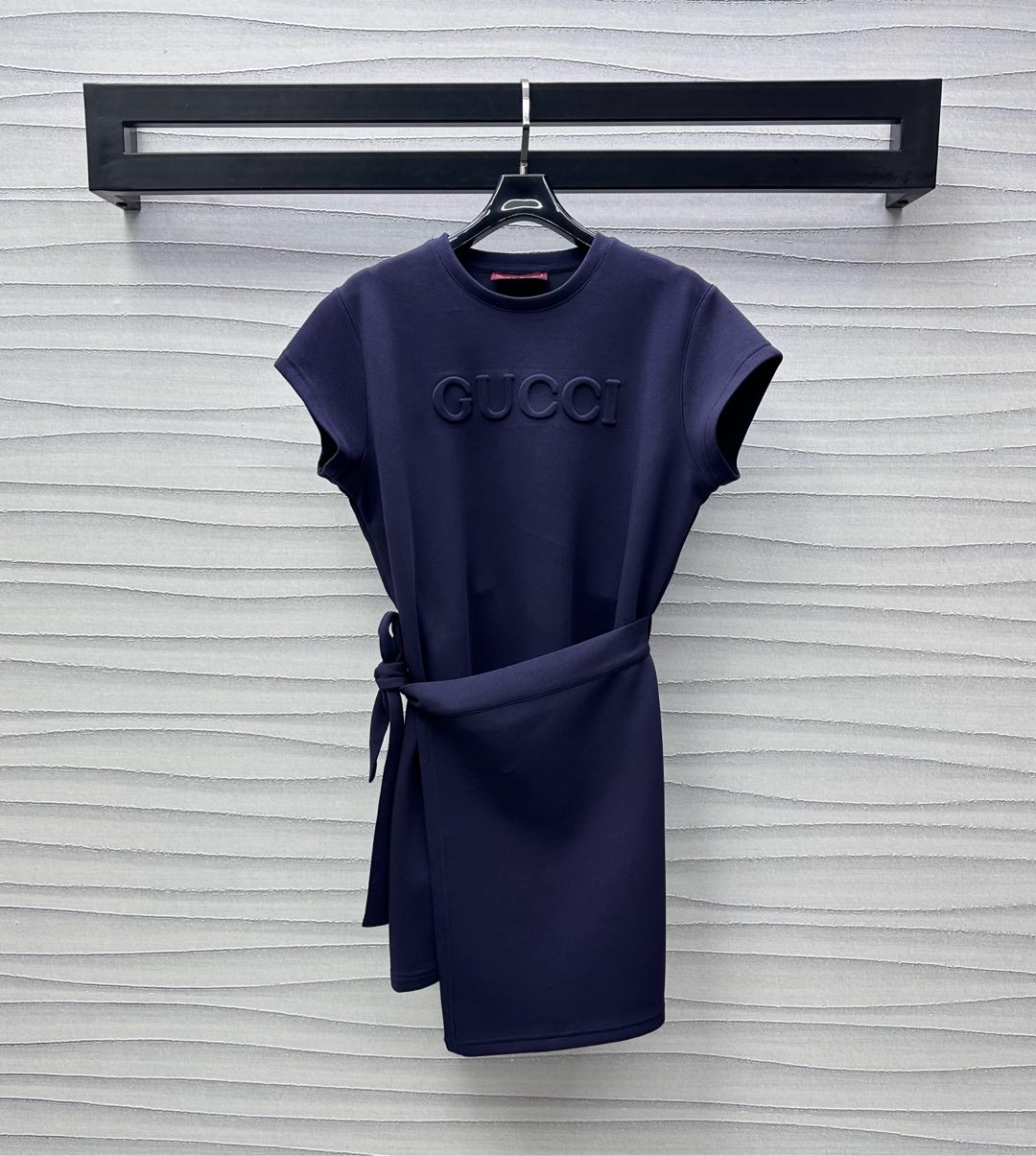 NO:332791,Gucc*2025 new product is on the shelves of spliced ​​short-sleeved dress custom YB imported air cotton material, comfortable, breathable and stylish, the chest is decorated with iconic three-dimensional letter logo, highlighting the brand tone, the one-piece fabric tie around the waist forms a layered design, adding layered shape, surface auxiliary material development, short-sleeved dress style cut, commuting and date outfits to reduce age and fashionable, high-version 2 colors,,gucci,skirts,T-shirt,alexander wang19860909Gucc*2025新品上架拼接短袖连衣裙定制YB进口空气棉材质 舒适透气有型 胸前饰以标志性立体字母徽标点缀 彰显品牌调性 腰间一片式本布系带形成叠穿设计 增添造型层次感 面辅料开发 短袖连衣裙版型剪裁 通勤约会穿搭减龄时髦  高版本2色,,gucci,skirts,T-shirt,alexander wang,Women's clothing