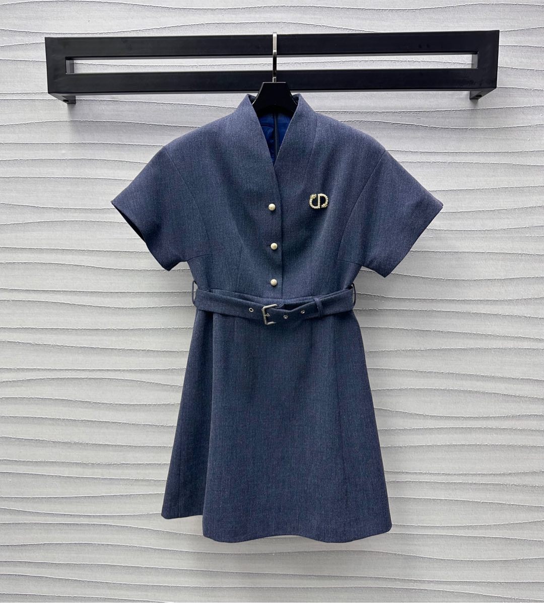 NO:332932,Dio*2025 new product is available for belt brooch dress custom YB imported cotton material, delicate, sleek and stylish, use cutting details to improve the exquisiteness, half-pallet pearl CD letter button adjustment design, combined with open mold heavy industry brooch embellishment and decoration, highlight the brand tone, soft and beautiful atmosphere enhances the charm, this cloth belt easily outlines the graceful body, more comprehensive intellectual temperament and inclusive body shape, surface auxiliary material development, short-sleeved dress tailoring, daily commuting outfits high-end style, high-end version,,dior, skirts, T-shirt, brooch, breastpin, alexander wang19860909Dio*2025新品上架腰带胸针连衣裙定制YB进口人棉材质 细腻垂顺有型 利用裁剪细节提升精致度 半开襟珍珠CD字母纽扣调节设计 配合开模重工胸针点缀装饰 彰显品牌调性 柔美气息提升魅力 本布腰带轻松勾勒曼妙身形 更显整体知性气质包容身形 面辅料开发 短袖连衣裙剪裁 日常通勤穿搭高级洋气  高版本,,dior,skirts,T-shirt,brooch，breastpin,alexander wang,Women's clothing