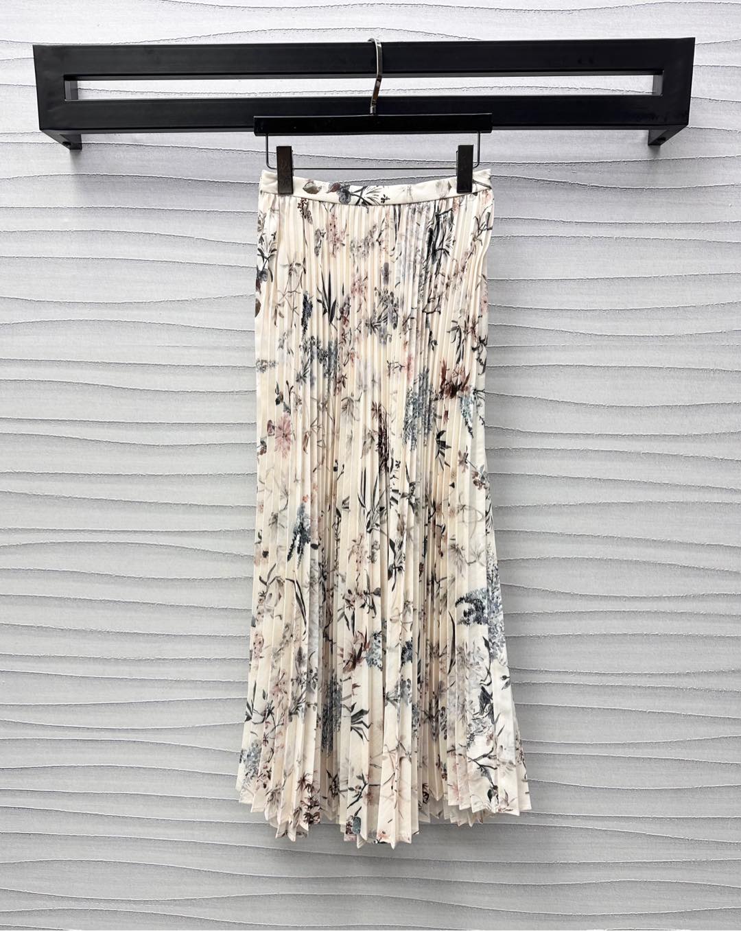 NO:332974,Dio*2025 new product is available for printing pleated skirt custom YB imported twill cotton material, sagging, comfortable and stylish, all-body active and irregular orchid, flower and bird patterns, highlighting the brand tone, creating a romantic and beautiful style, waist and abdomen fitting uses cutting and details to enhance the exquisiteness, add a sense of styling, facial auxiliary materials development, high-waist pleated skirt tailoring, upper body to modify the leg lines, more advanced temperament, high-version, dior, skirts, alexander wang19860909Dio*2025新品上架印花百褶半裙定制YB进口斜纹全棉材质 垂顺舒适有型 通体活性满印不规则兰草花鸟图案 彰显品牌调性 打造浪漫唯美风格 腰腹贴合利用裁剪和细节提升精致度 增添造型层次感 面辅料开发 高腰百褶半裙剪裁 上身修饰腿部线条 穿搭更为高级气质 高版本,,dior,skirts,alexander wang,Women's clothing