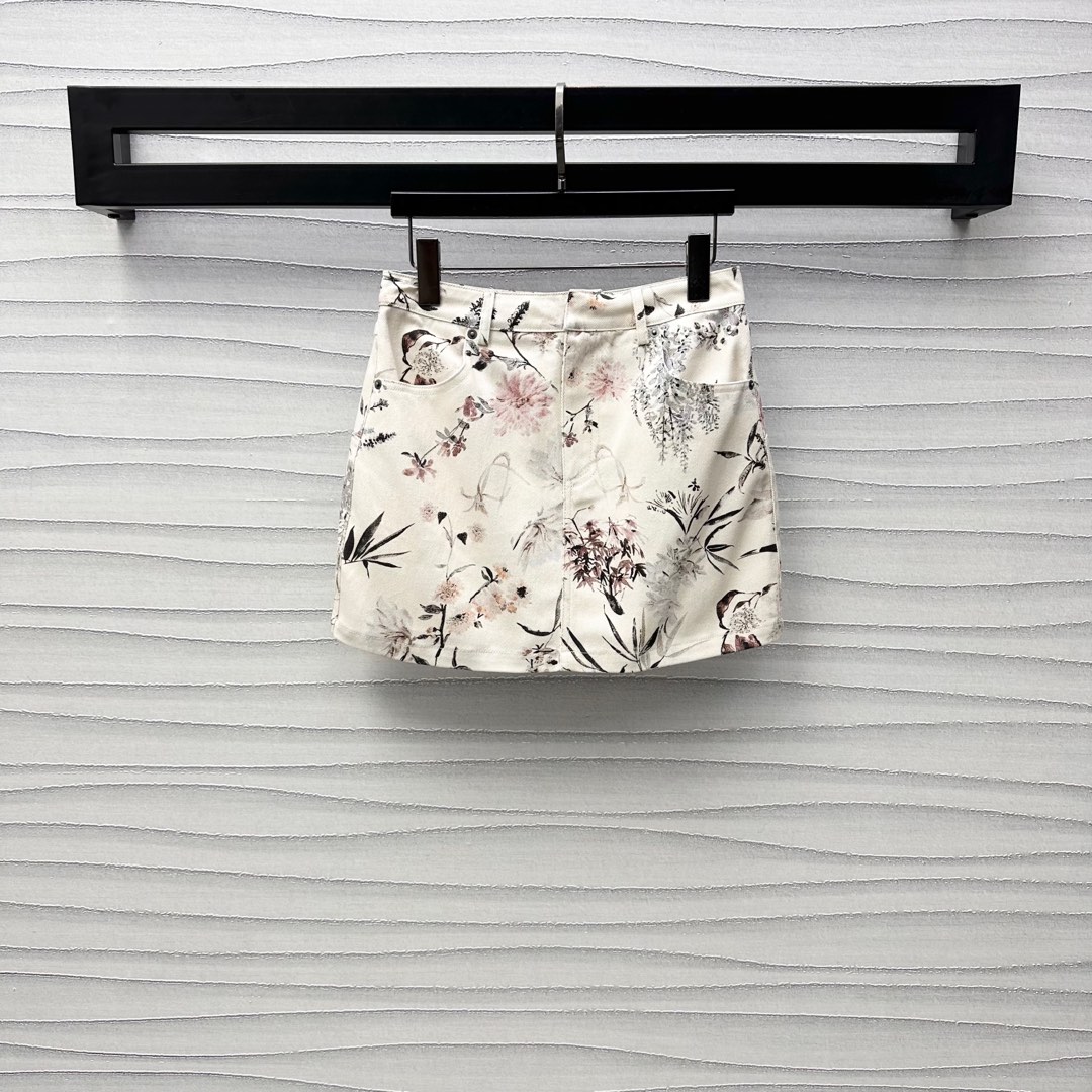 NO:332964,Dio*2025 new product is available for printing denim skirt custom YB imported twill cotton denim material, multiple washes are soft and comfortable, high-waist buckle symmetrical pocket style design, add layered look, full of active and irregular orchid flowers and bird patterns, highlight the brand tone, create a romantic and beautiful style, surface auxiliary materials development, high-waist straight skirt tailoring, can be matched with jackets in the same series, complete sets of single wear, high-end, skirts, jackets & coats, alexander wang19860909Dio*2025新品上架印花牛仔半裙定制YB进口斜纹棉牛仔材质 多重水洗柔软舒适 高腰系扣对称口袋版型设计 增添造型层次感 通体活性满印不规则兰草花鸟图案 彰显品牌调性 打造浪漫唯美风格 面辅料开发 高腰直筒短裙剪裁 可搭配同系列外套 成套单穿出彩时髦  高版本,,dior,skirts,jackets & coats,alexander wang,Women's clothing