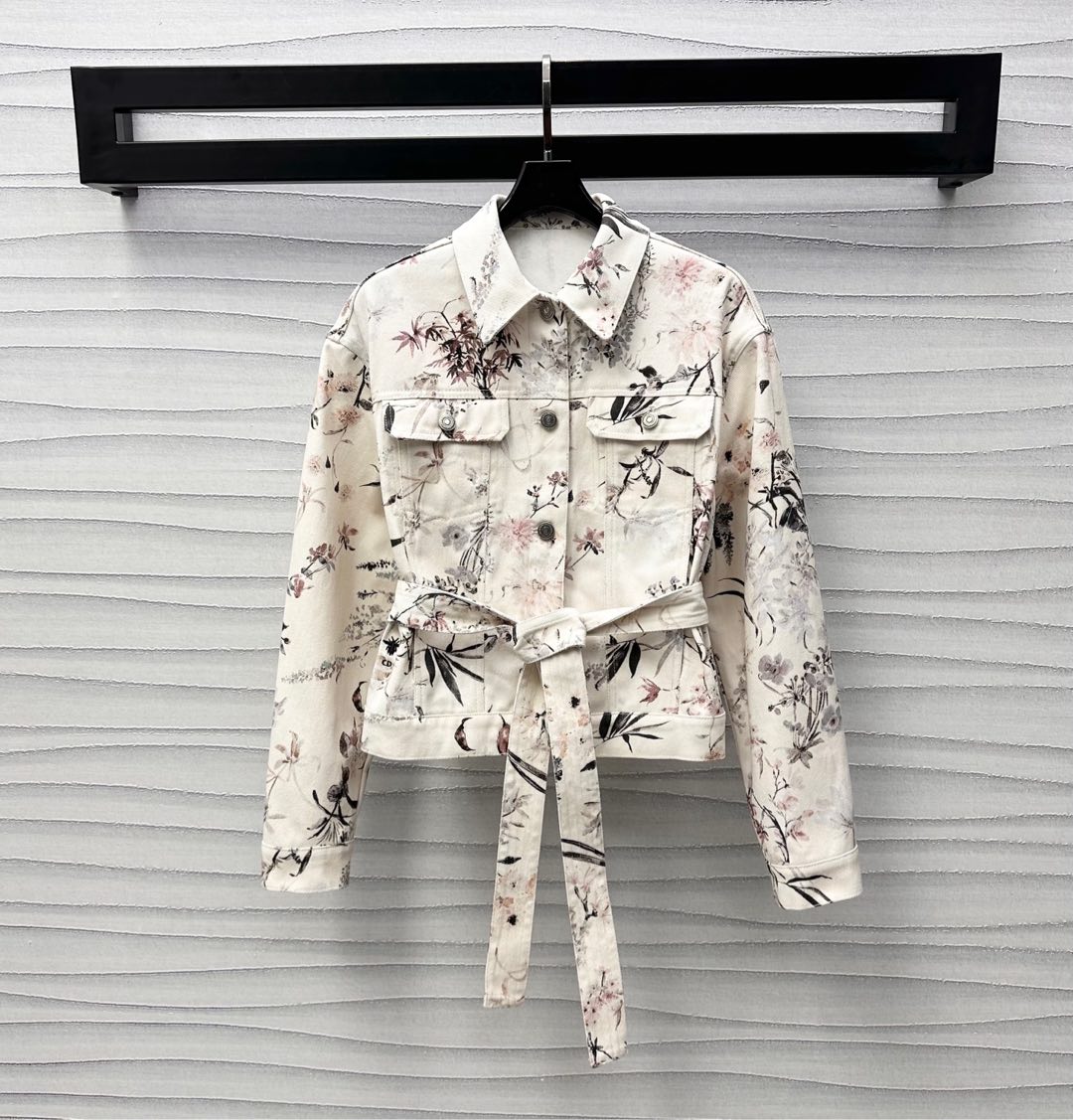 NO:332968,Dio*2025 new product is on the shelves of printed denim jackets customized YB imported twill cotton denim material, multiple washes soft and comfortable, symmetrical flip pocket pattern on the chest, add layered texture, full of active and irregular orchid flowers and bird patterns, highlight the brand tone, create a romantic and beautiful style, waistband belt adjustment, rich visual effects, surface auxiliary materials development, lapel jacket tailoring, can be matched with skirts in the same series, complete sets of single wear, high-end, dior, skirts, jackets & coats, jackets & coats, alexander wang19860909Dio*2025新品上架印花牛仔外套定制YB进口斜纹棉牛仔材质 多重水洗柔软舒适 胸前对称翻盖口袋版型设计 增添造型层次感 通体活性满印不规则兰草花鸟图案 彰显品牌调性 打造浪漫唯美风格 腰间本布腰带调节处理 丰富视觉效果 面辅料开发 翻领夹克外套剪裁 可搭配同系列半裙 成套单穿出彩时髦  高版本,,dior,skirts,jackets & coats,jackets & coats,alexander wang,Women's clothing